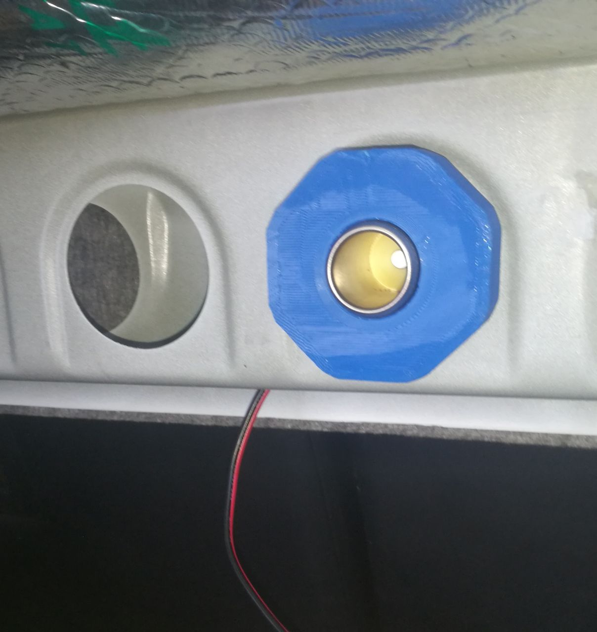 Gövde Lada Vesta Sedan'da Vücut Amplifikatöründe 12 Volt Rozet için Adaptör (Plastik Aparattır!!!)