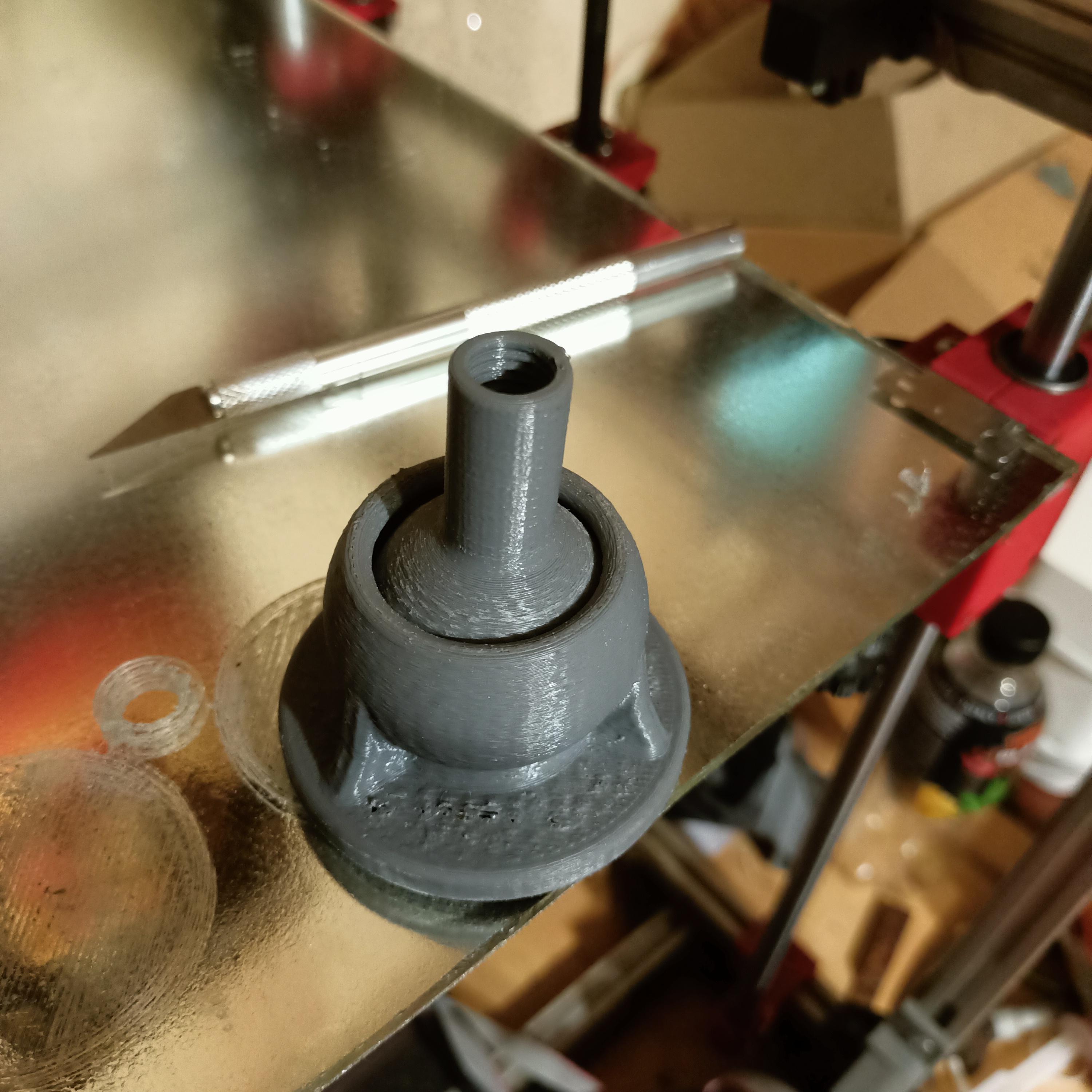 Cıvata M10'un altındaki menteşeli bir bacak (tutkal, sızdırmazlık maddesi, conta için bir oyun ile) katlanamaz (!) (Plastik Aparattır!!!)