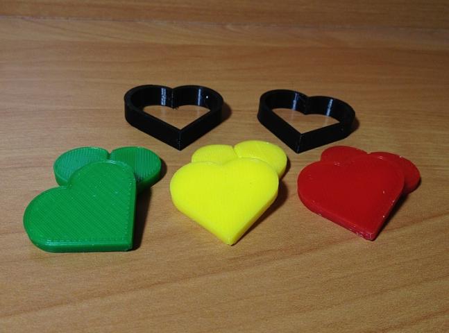 Bir arabanın dikiz aynası için kalplerden yapılmış anahtarlık (Plastik Aparattır!!!)