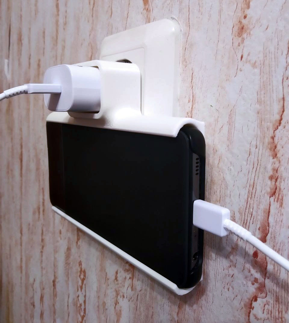 Çıkışta telefon sahibi. (Plastik Aparattır!!!)