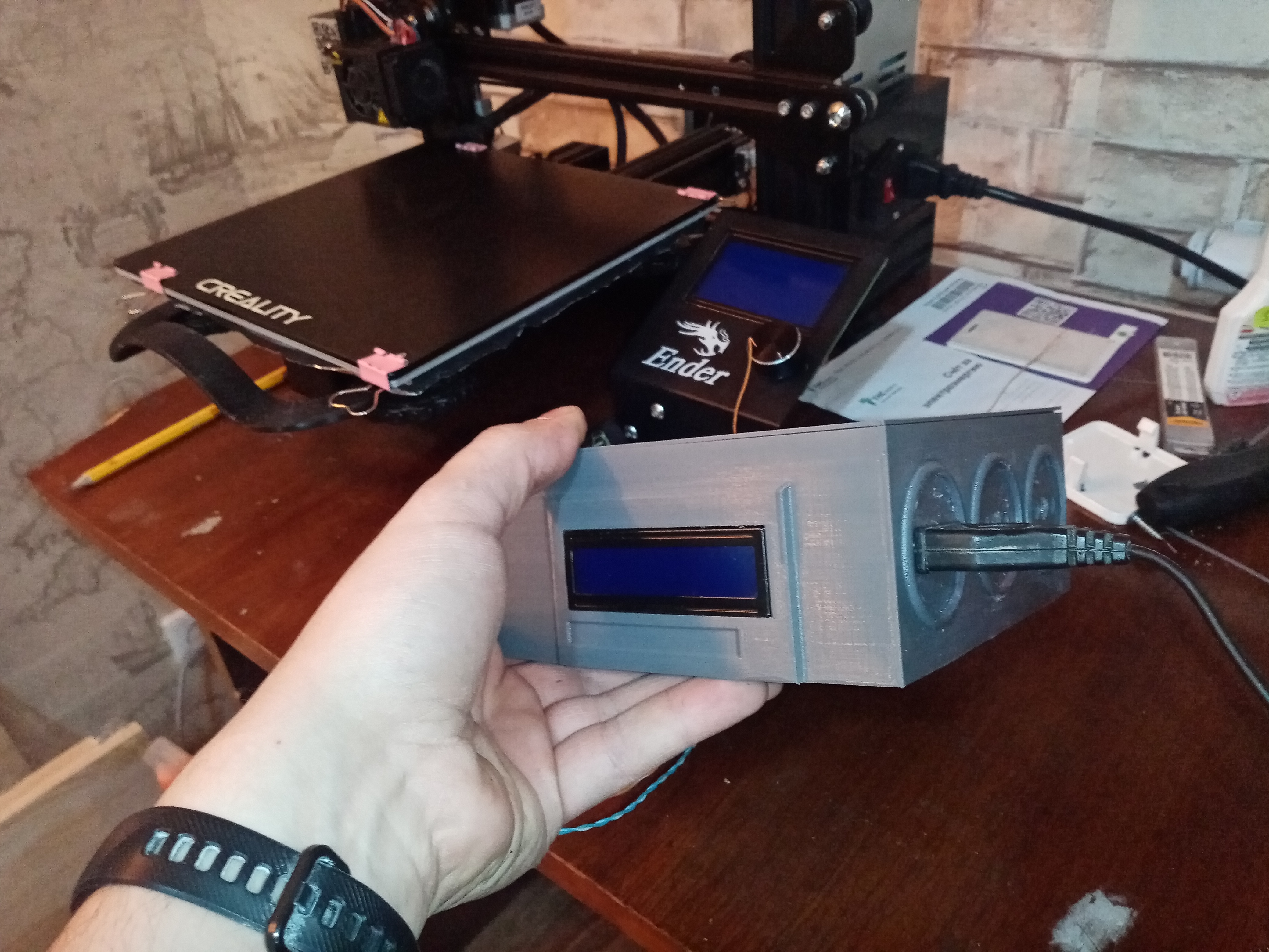 6 soketli ve 16X2 LCD ekranlı muhafaza (Plastik Aparattır!!!)
