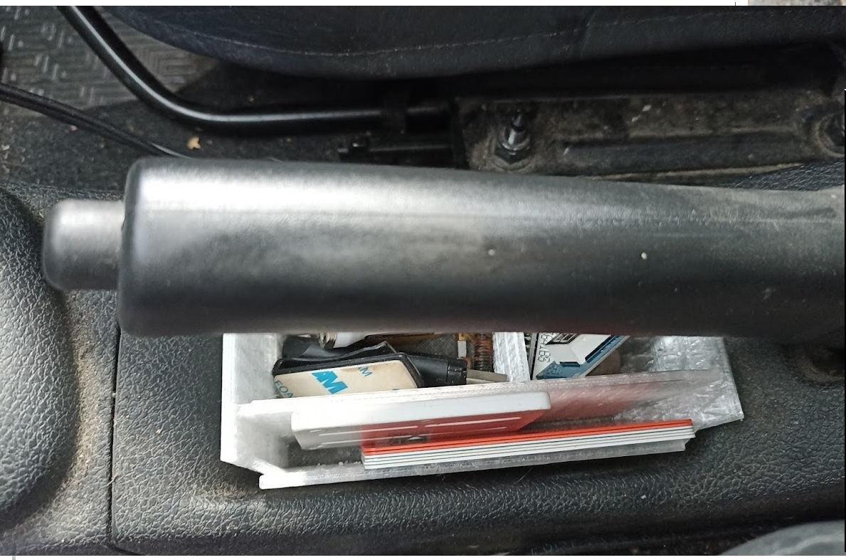 Kartlar, madeni paralar ve çöpler için bir Logan'ın sapı altında bina (Plastik Aparattır!!!)