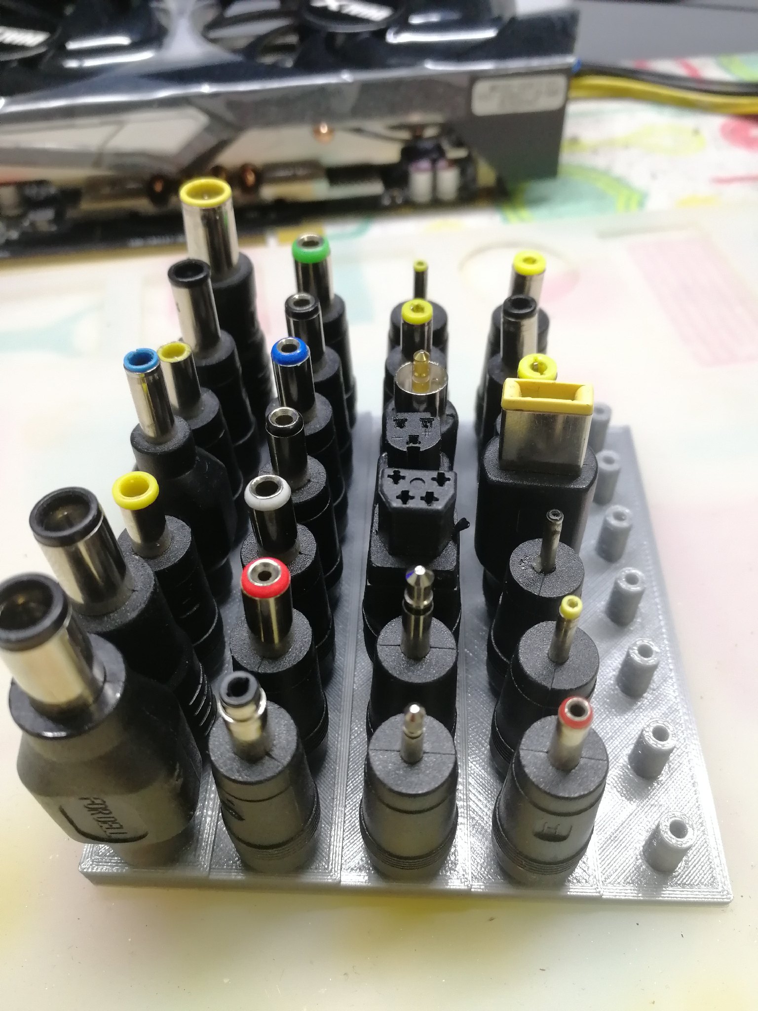 Dizüstü bilgisayarlar için adaptör tutucusu (LBP için) (Plastik Aparattır!!!) Dizüstü bilgisayarlar için adaptör tutucusu (LBP için) (Plastik Aparattır!!!)