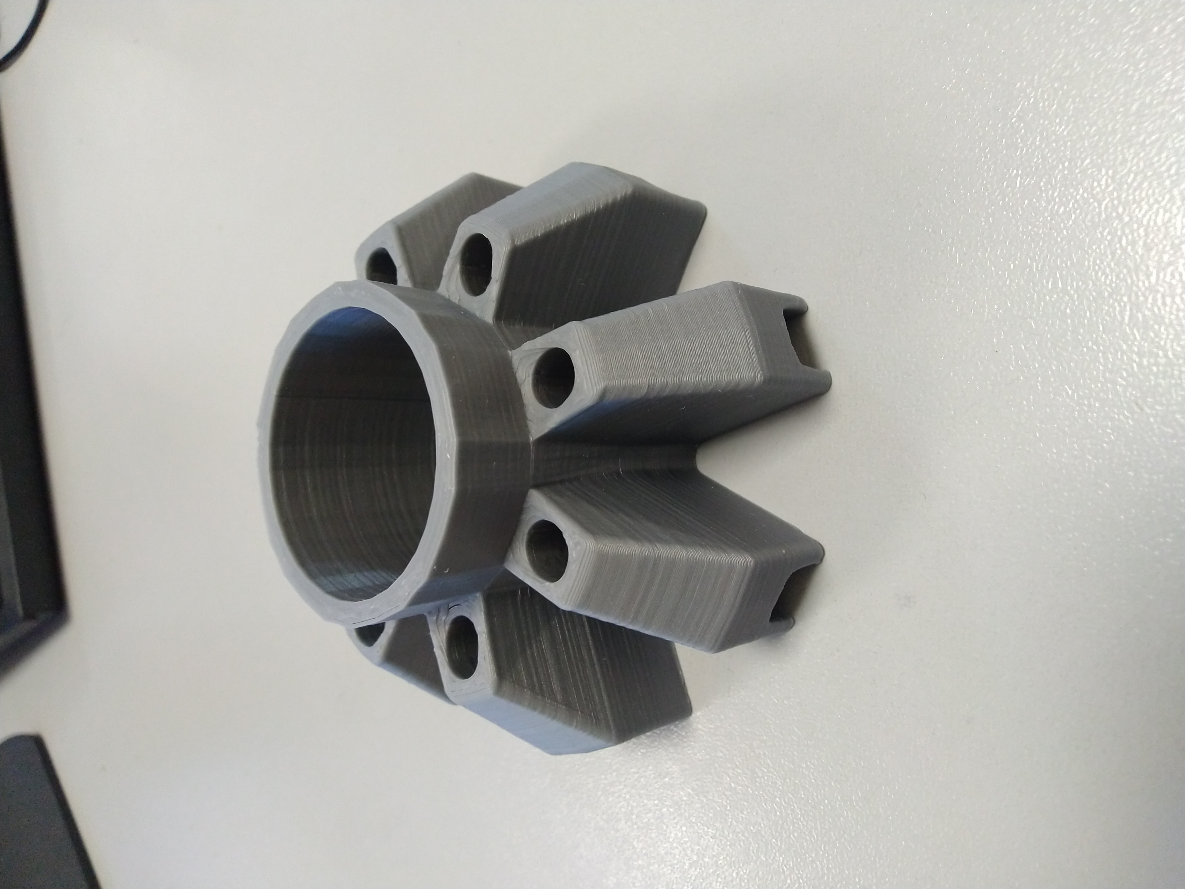 Yapay bir Noel ağacının detayı (dal sahibi). (Plastik Aparattır!!!)