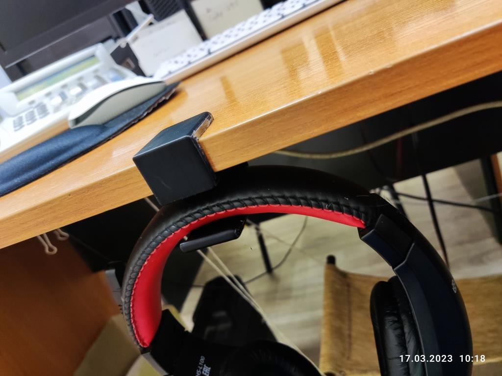 Masanın kenarındaki kulaklık kancası (Plastik Aparattır!!!) Masanın kenarındaki kulaklık kancası (Plastik Aparattır!!!)