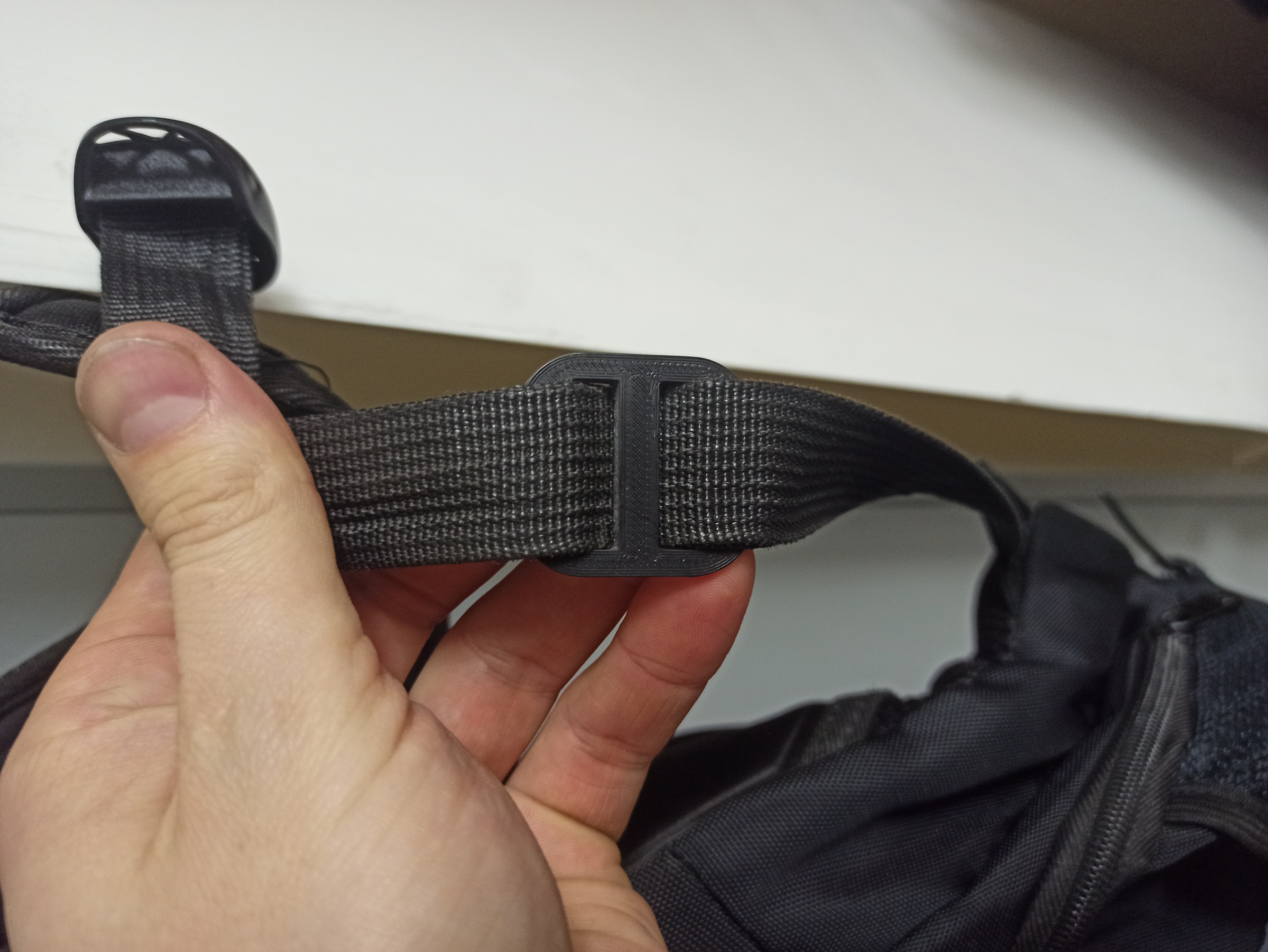 Sırt çantası kemerinin arkası (Plastik Aparattır!!!)