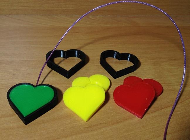 Bir arabanın dikiz aynası için kalplerden yapılmış anahtarlık (Plastik Aparattır!!!) Bir arabanın dikiz aynası için kalplerden yapılmış anahtarlık (Plastik Aparattır!!!)