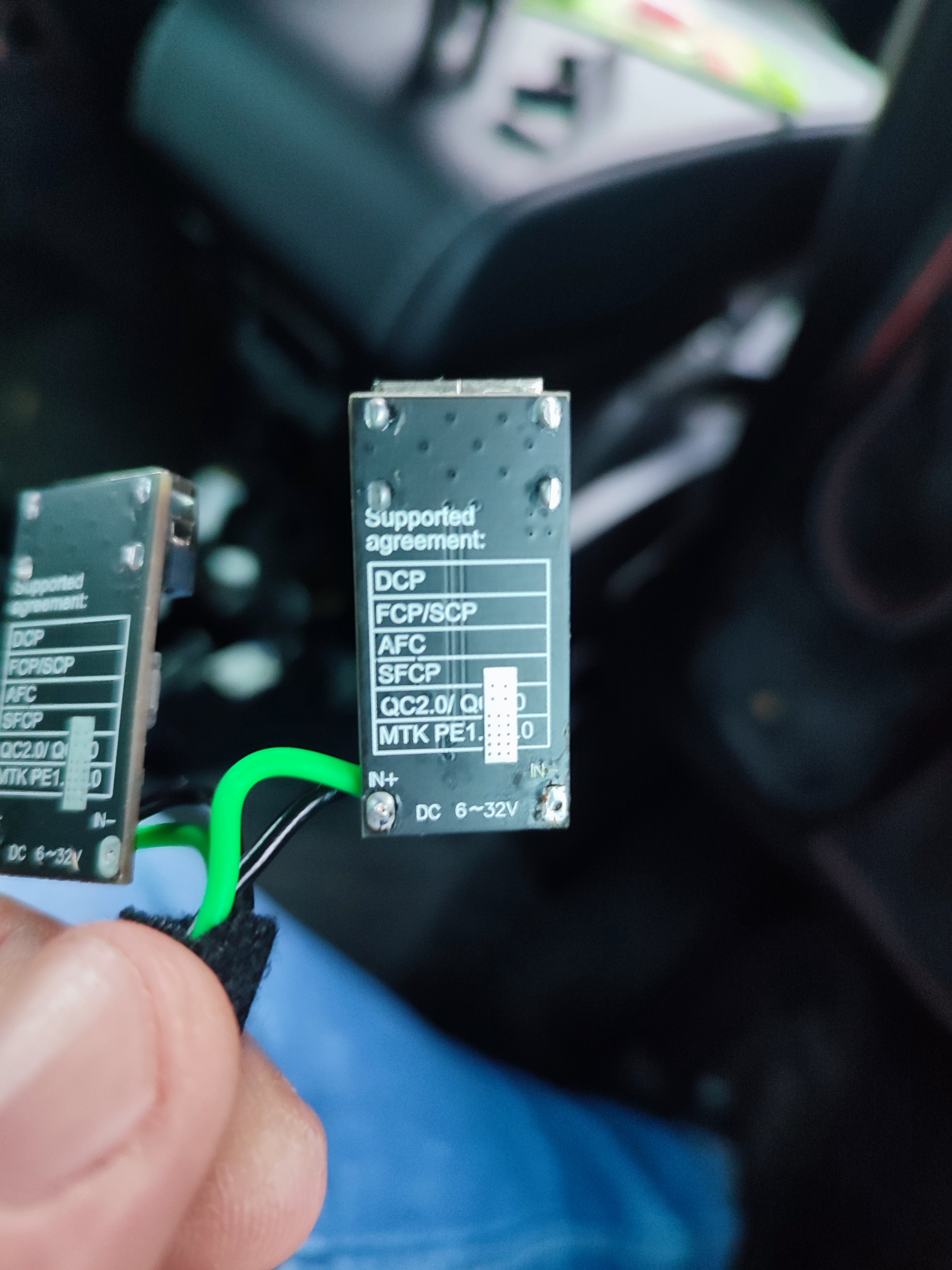 Largus arka USB şarj cihazı (Plastik Aparattır!!!)