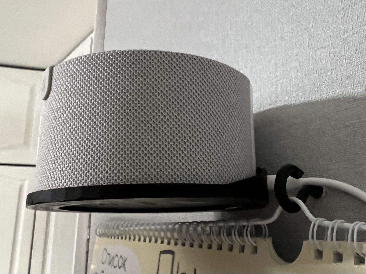 Bir saat ile Yandex mini 2 - duvar sütun duvarında bir braket (Plastik Aparattır!!!) Bir saat ile Yandex mini 2 - duvar sütun duvarında bir braket (Plastik Aparattır!!!)