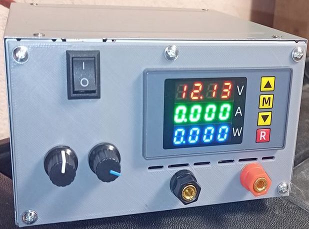 VM370 ekranı ile güç kaynağının ön paneli (Plastik Aparattır!!!)