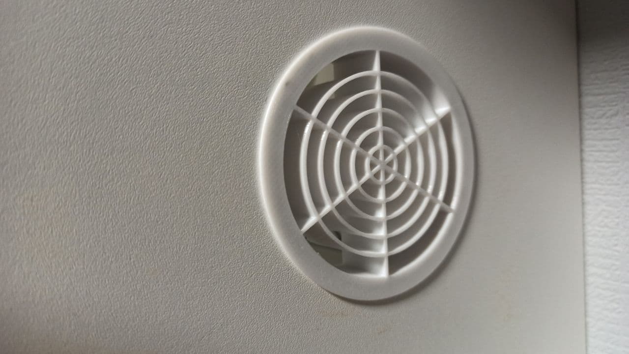 Bulaşıklı bir dolap için havalandırma ızgarası. Deliğin altında f64mm (Plastik Aparattır!!!)