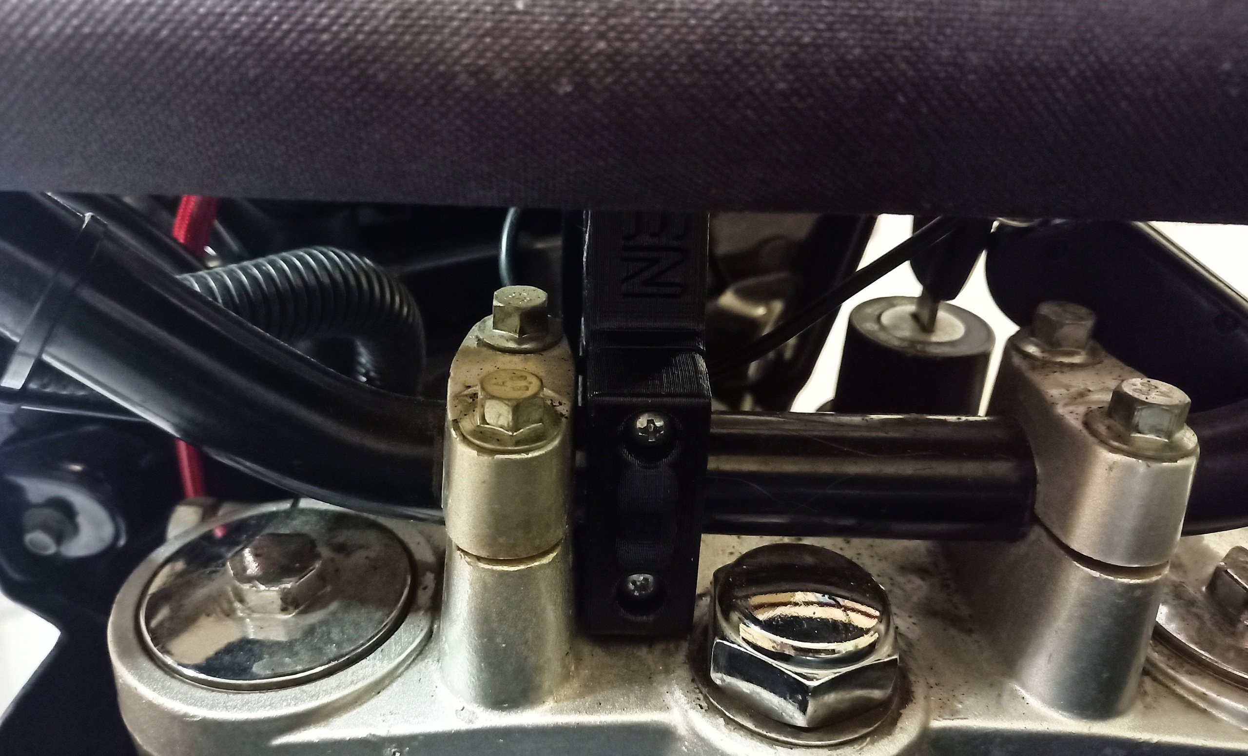 Navigatörü veya telefonu 22 mm çapında bir motosikletin direksiyon simidine sabitlemek. (Plastik Aparattır!!!) Navigatörü veya telefonu 22 mm çapında bir motosikletin direksiyon simidine sabitlemek. (Plastik Aparattır!!!)