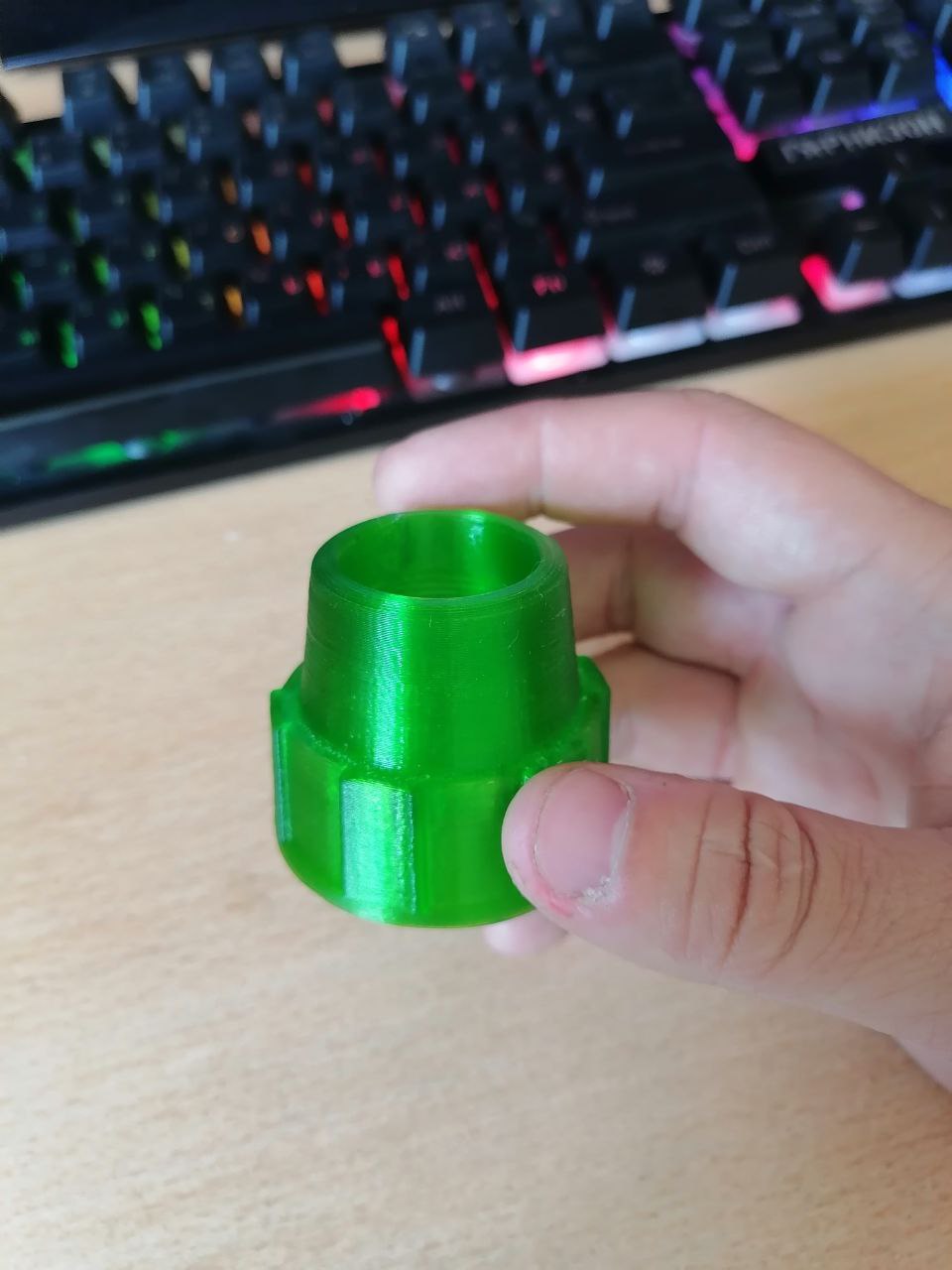 Bir zemin ventilatörü için sıkıştırma somunu (Plastik Aparattır!!!)