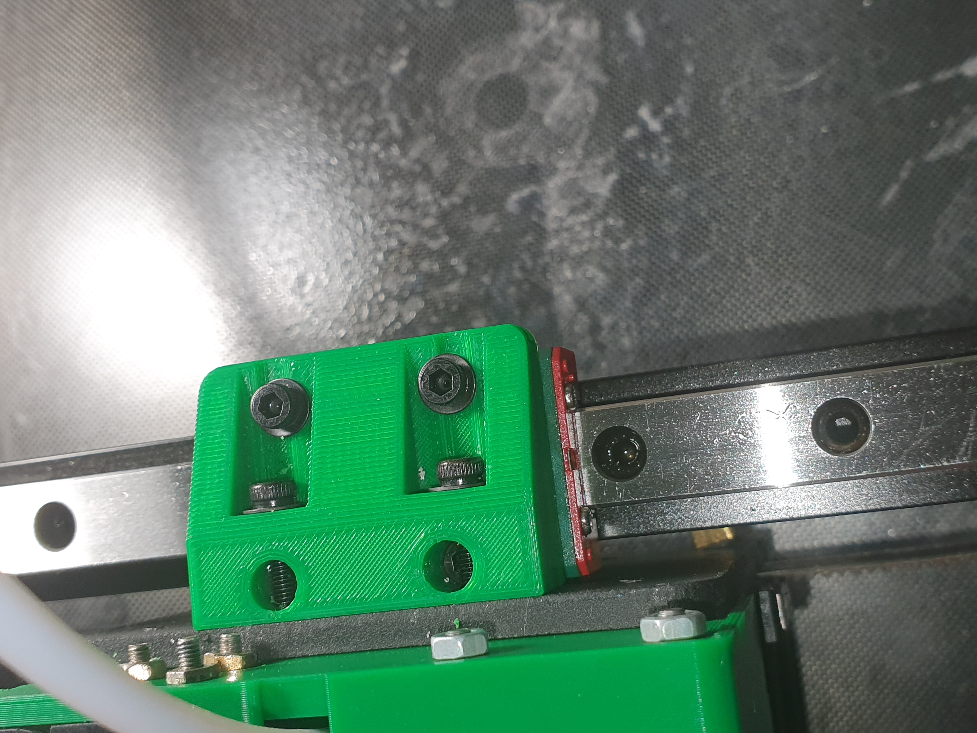 Demiryolu kılavuzları altında Crelyity3d Ender 6. (Plastik Aparattır!!!)