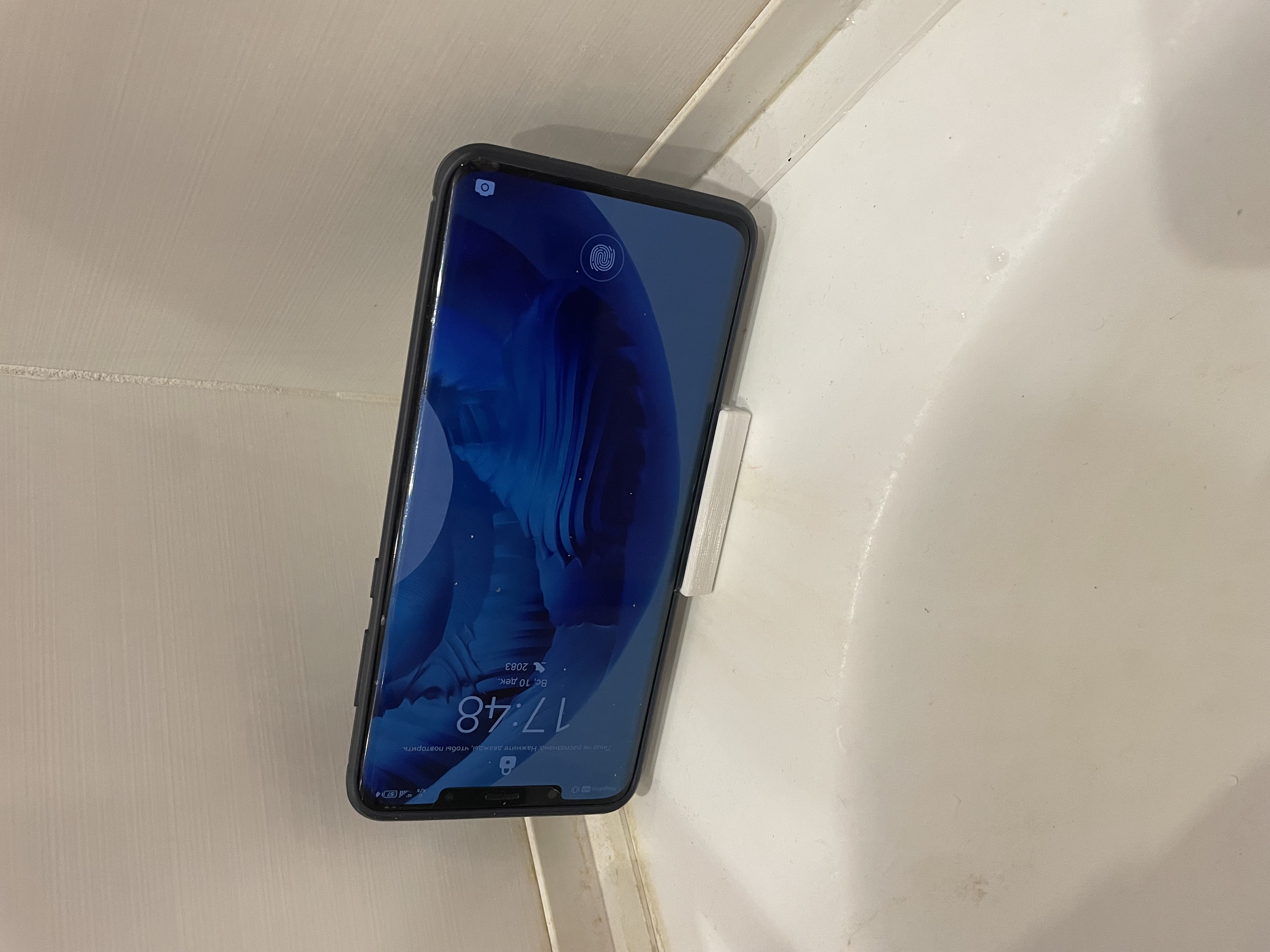 Bir banyoda bir telefon standı (çiğ oda) (Plastik Aparattır!!!)