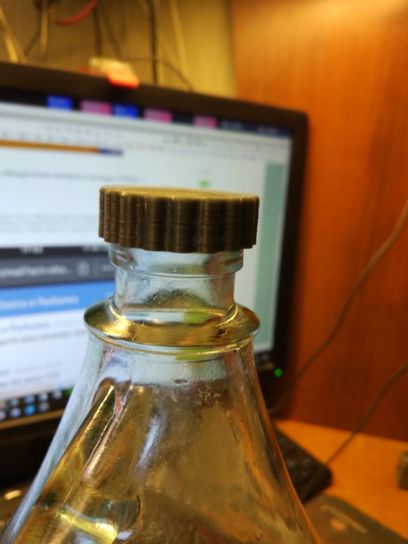 5 litrelik cam şişe için tıpa. (Plastik Aparattır!!!)