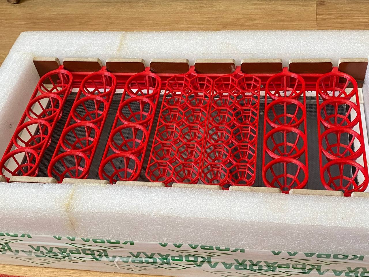 Tavuk ve bıldırcın yumurtaları için ev yapımı bir inkübatörün döner bir tepsisi. (Plastik Aparattır!!!)