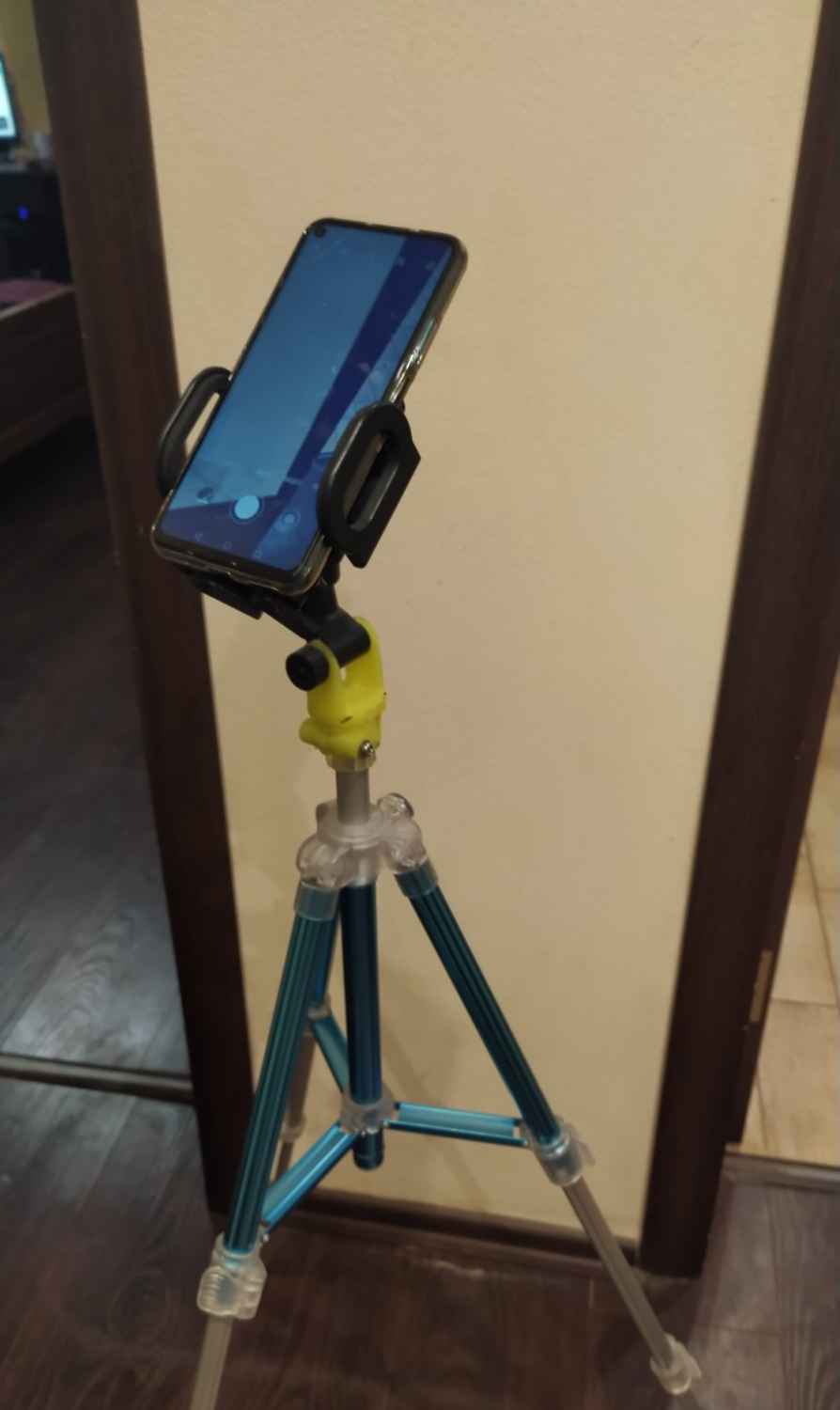 Bir tripod için sürekli tutucu.  Solidworks 2022 (Plastik Aparattır!!!)