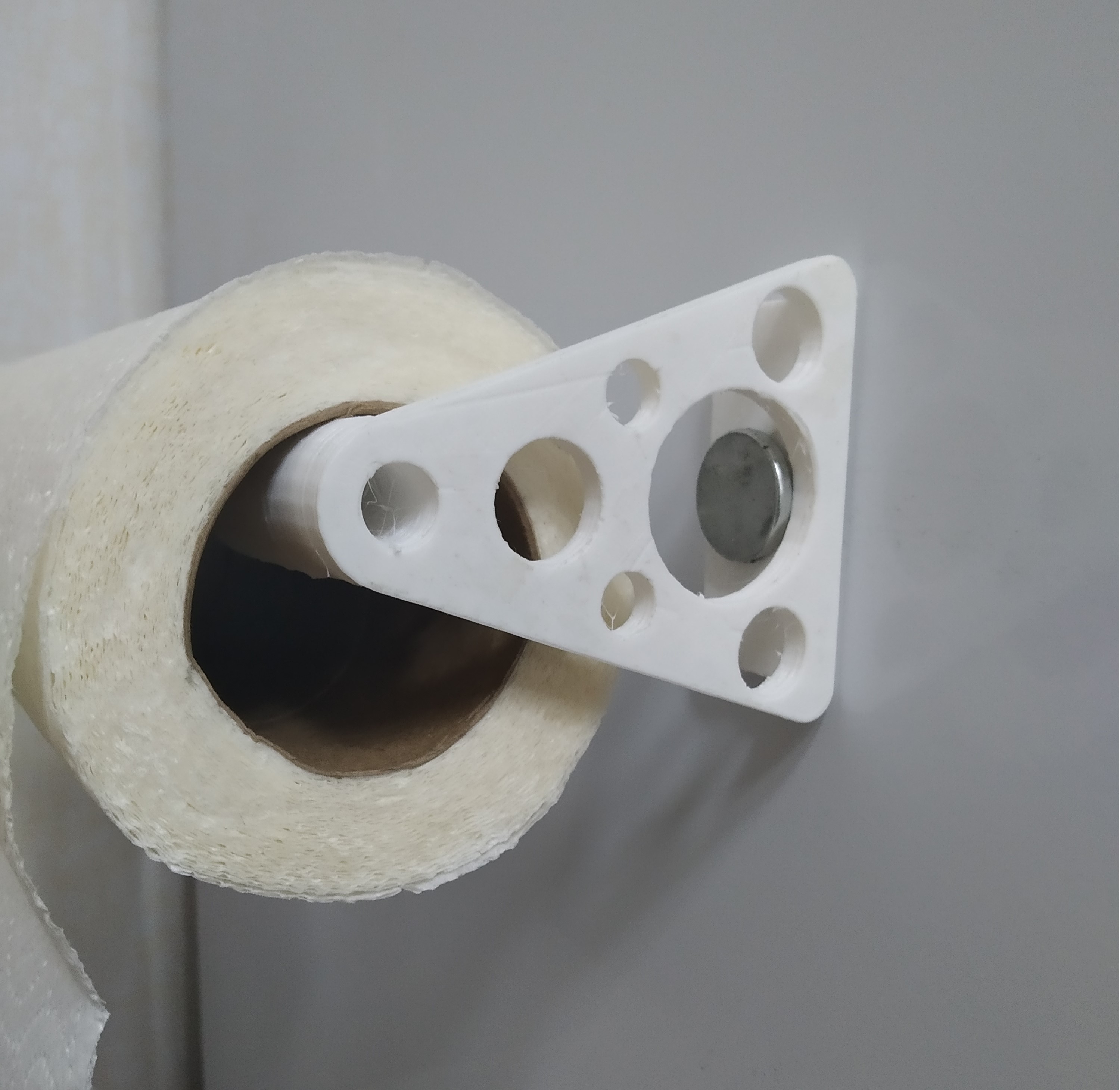 Kağıt havlu rulosu için manyetik tutucu (Plastik Aparattır!!!)