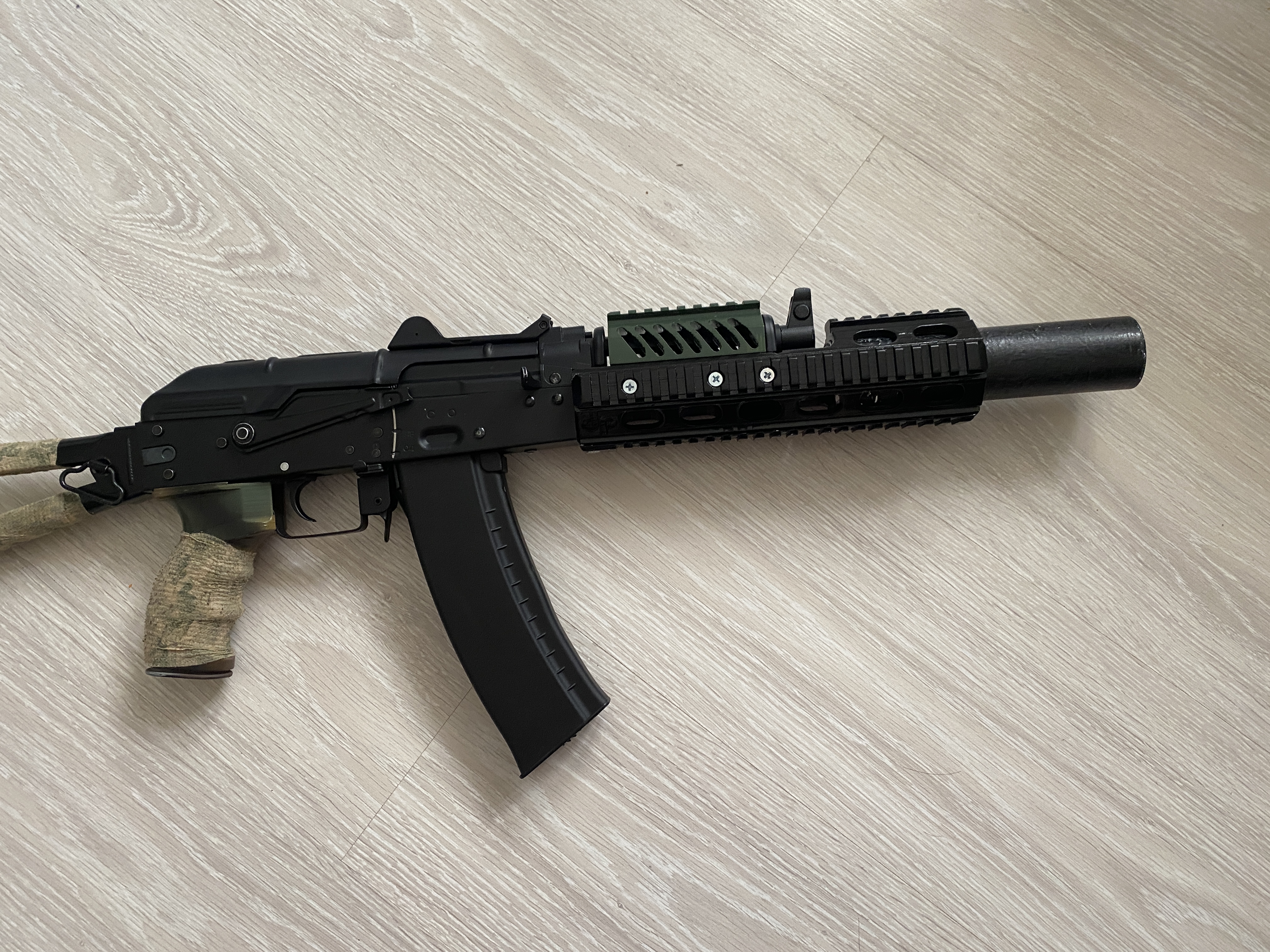 AKS-74U'da El Koruması (Plastik Aparattır!!!) AKS-74U'da El Koruması (Plastik Aparattır!!!)