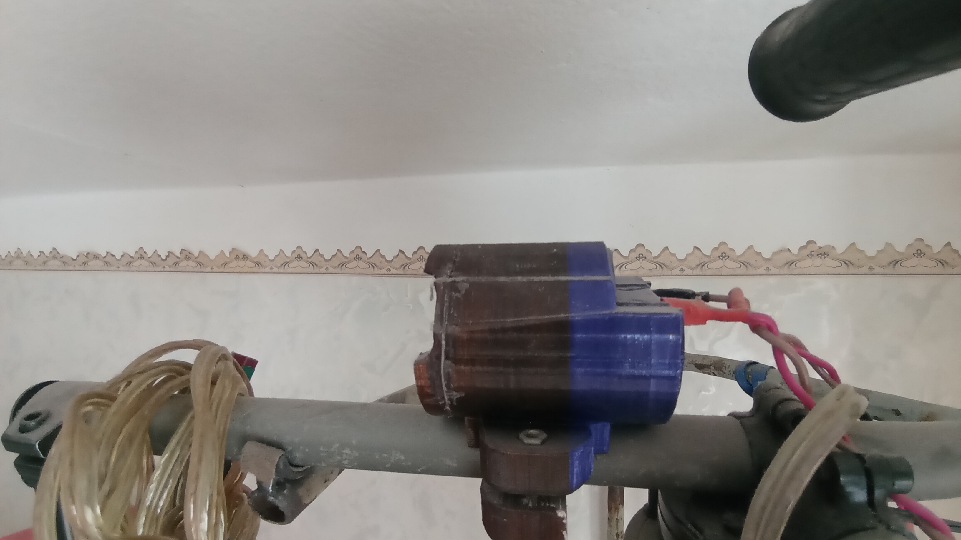 Ayrı konektör, 12V pilin yikoda tornavidan bağlantısı. (Plastik Aparattır!!!) Ayrı konektör, 12V pilin yikoda tornavidan bağlantısı. (Plastik Aparattır!!!)