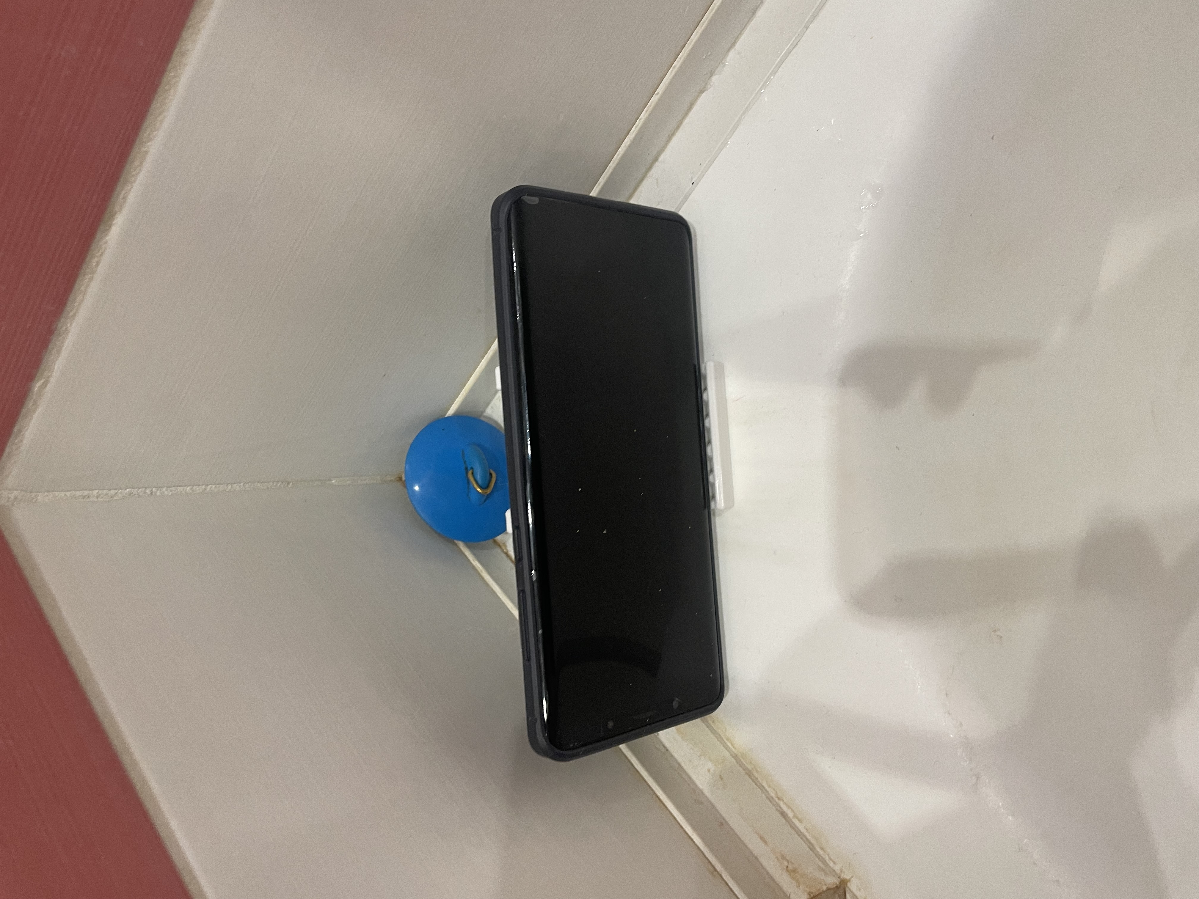 Bir banyoda bir telefon standı (çiğ oda) (Plastik Aparattır!!!)