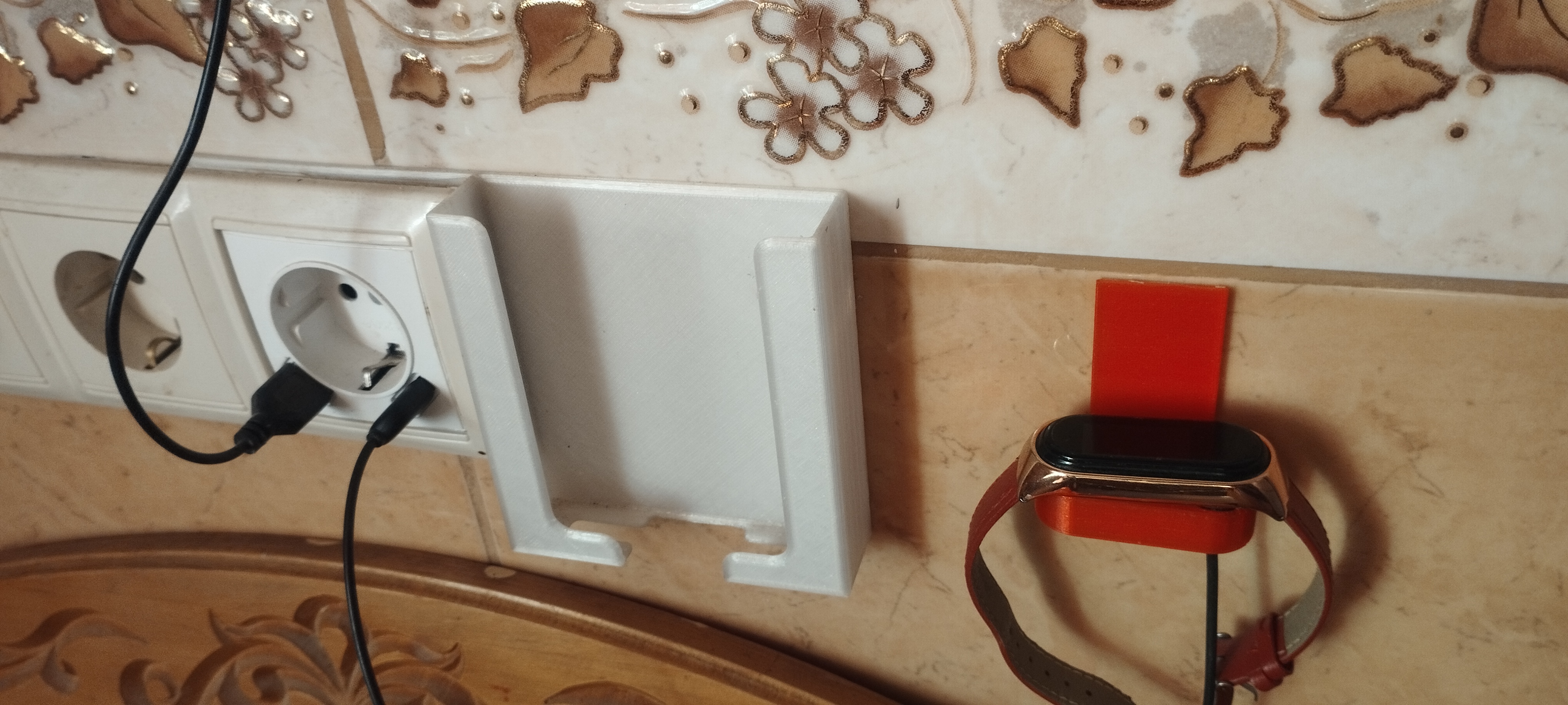 Bir soket için telefon sahibi (Plastik Aparattır!!!)