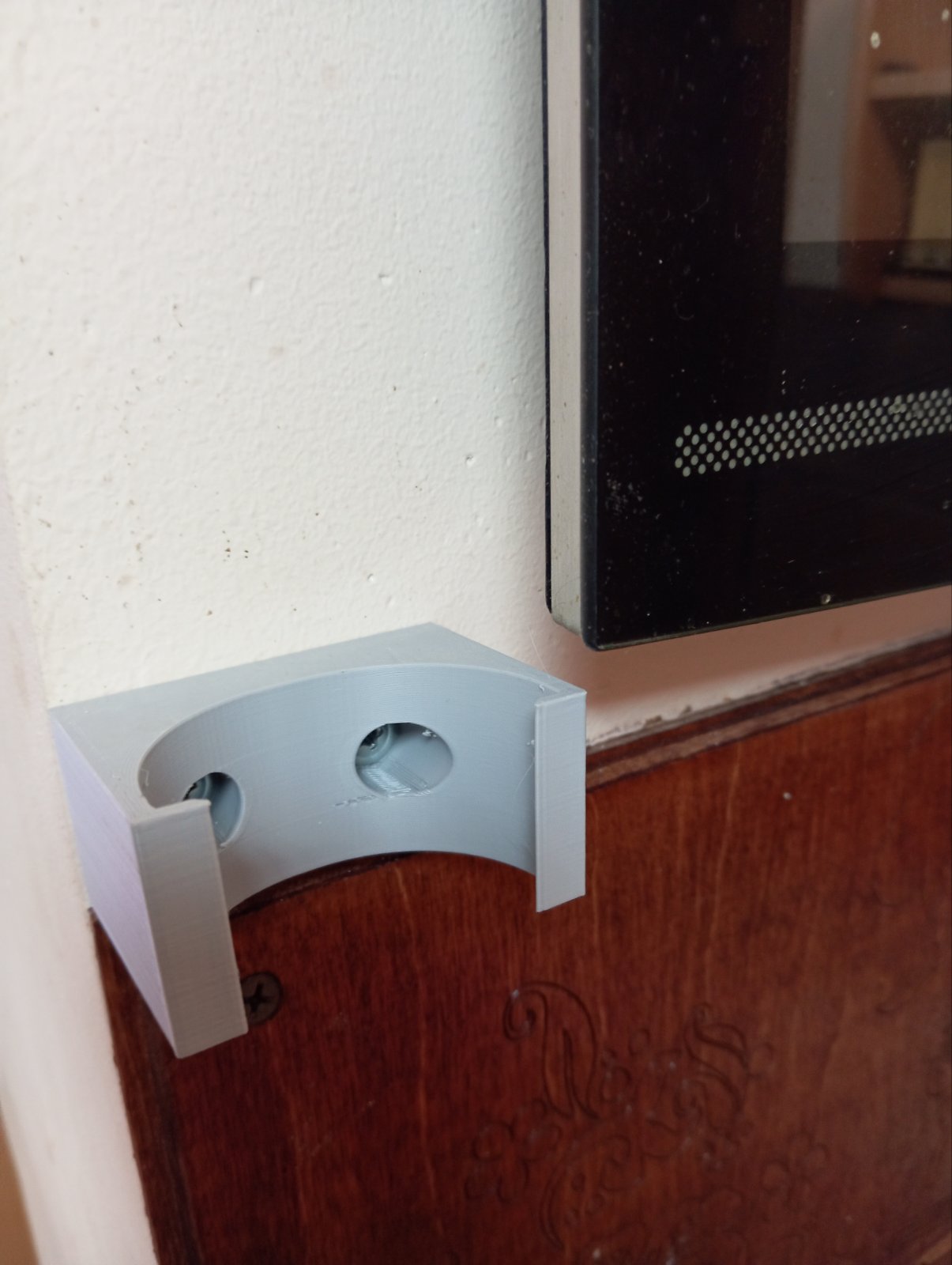 Rostelecom uzaktan kumandasını (WINK) duvara monte edin (Plastik Aparattır!!!)