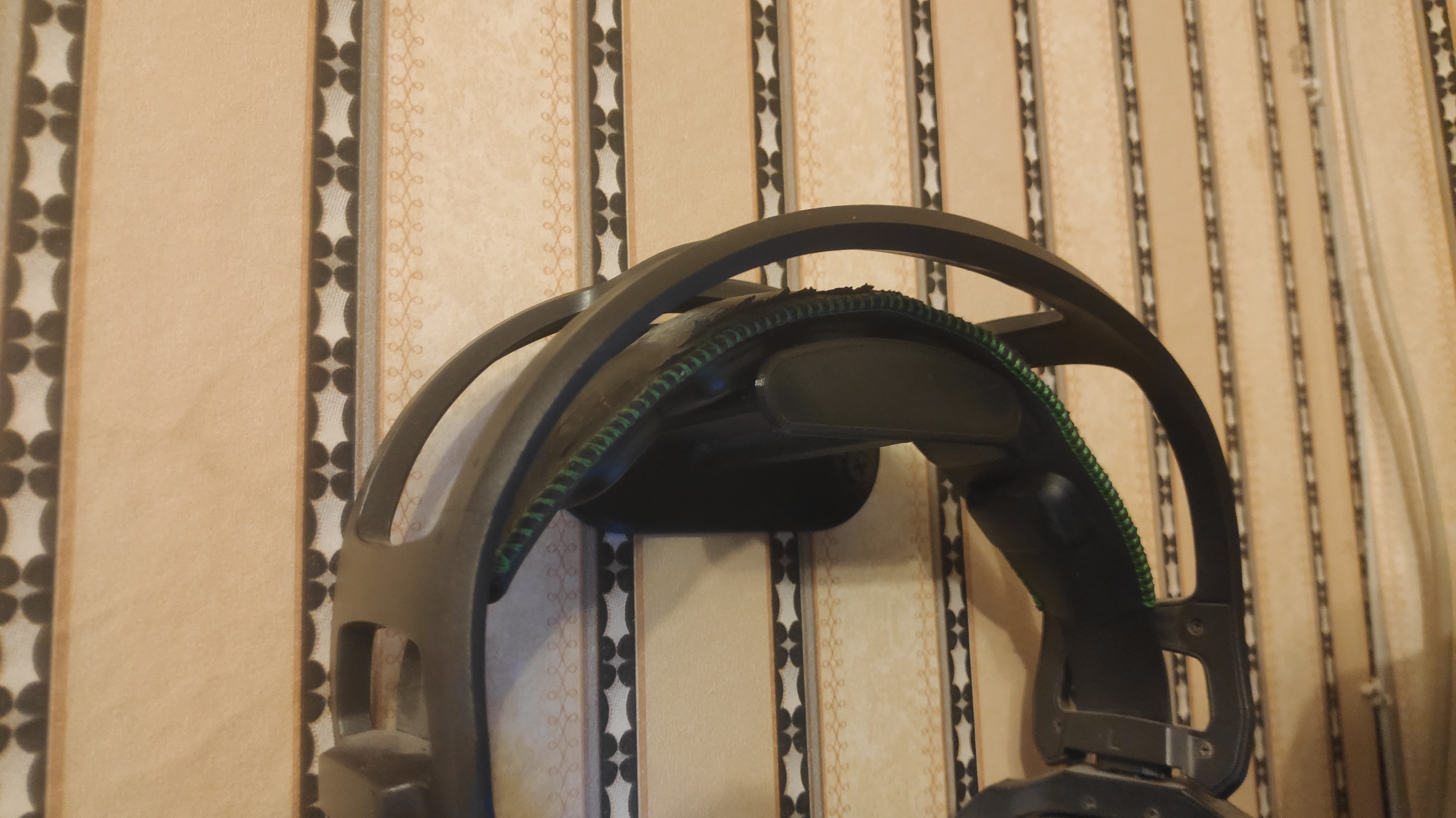 Duvara kulaklık için bağlantı elemanları deliklerle. (Plastik Aparattır!!!)