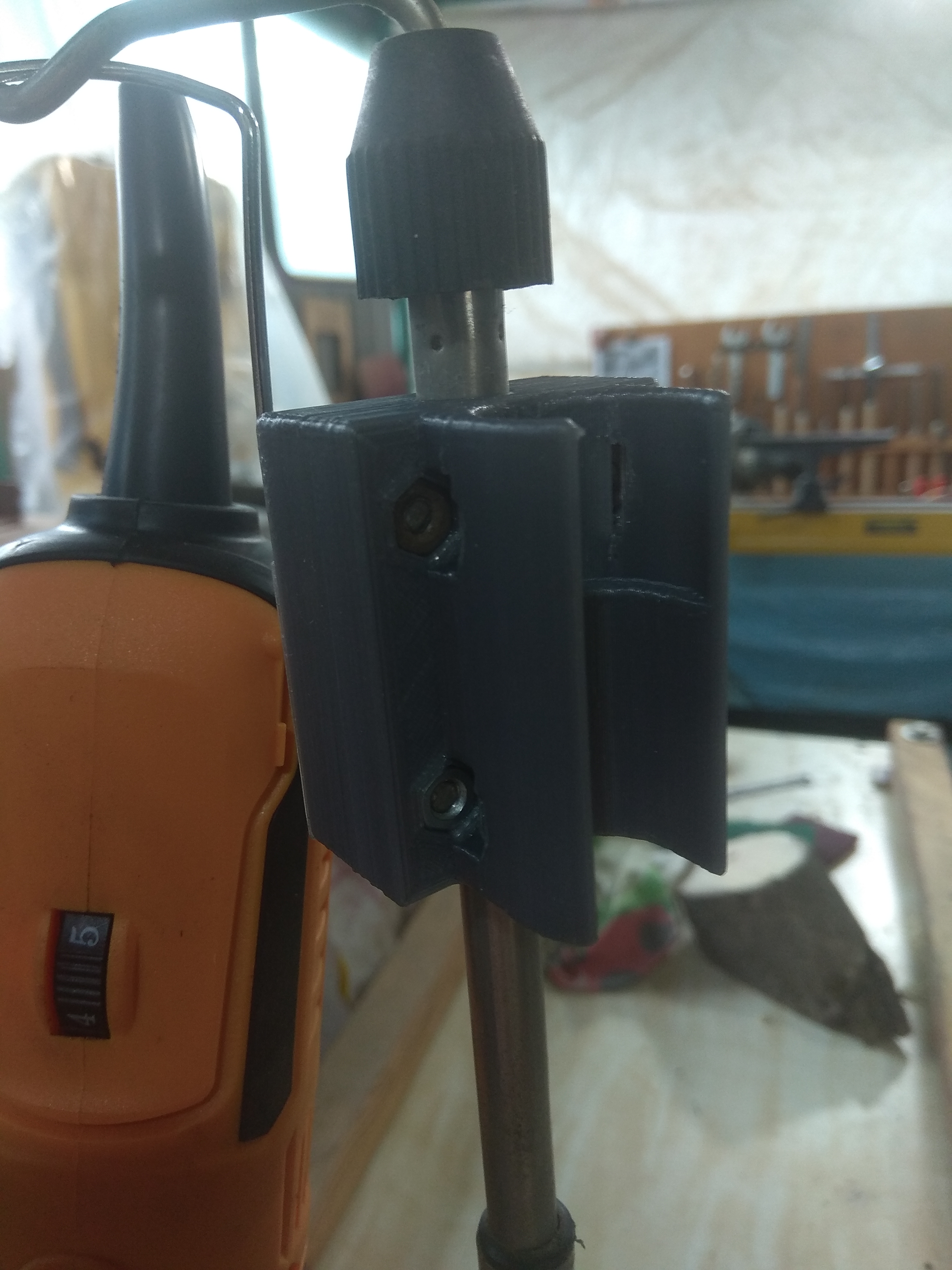 Elektrikli gravürcünün kablonunun tutucusu rafta ve duvara (Plastik Aparattır!!!) Elektrikli gravürcünün kablonunun tutucusu rafta ve duvara (Plastik Aparattır!!!)