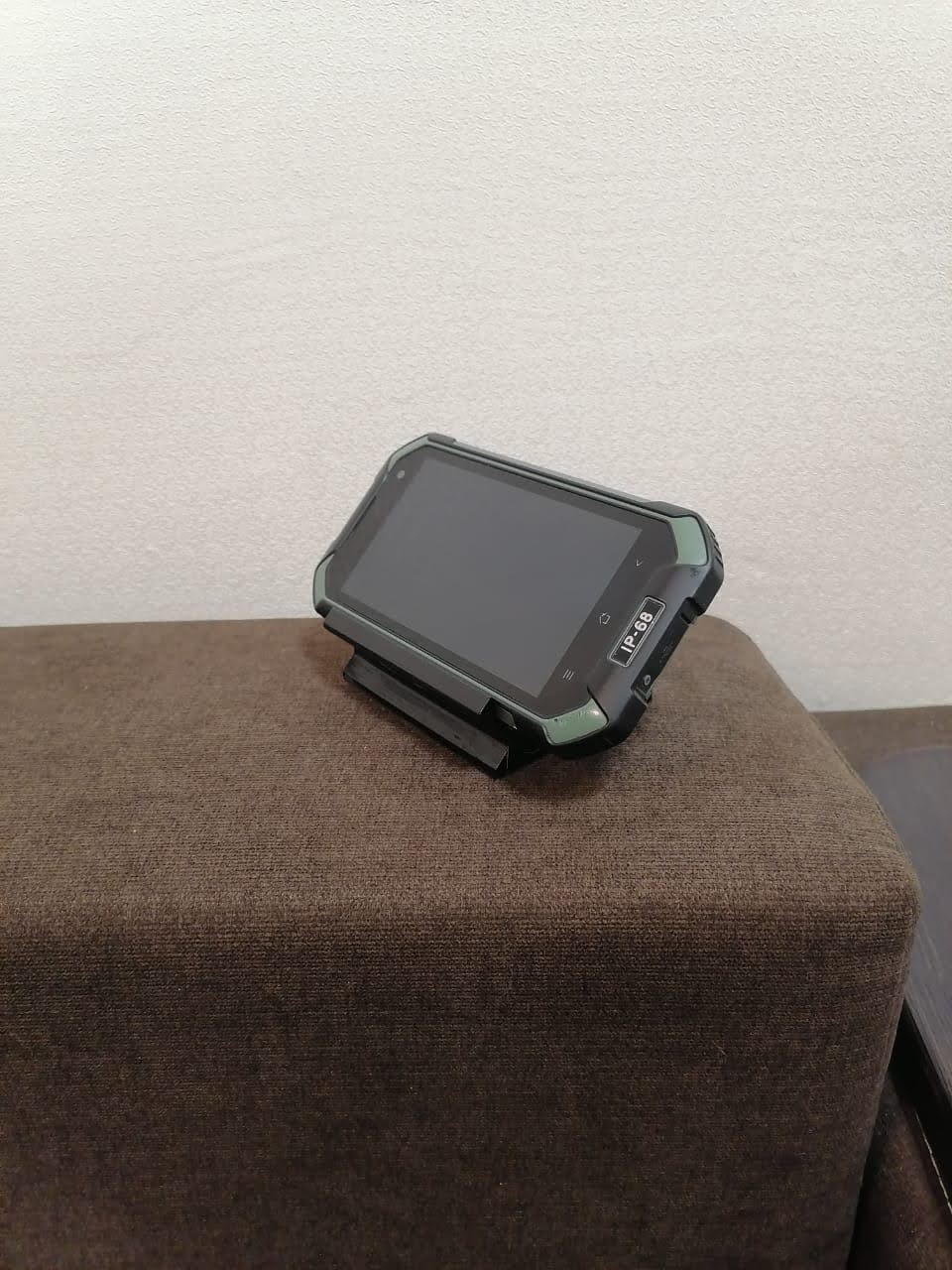 Şarj cihazı penceresine sahip akıllı telefon sahibi (Plastik Aparattır!!!)