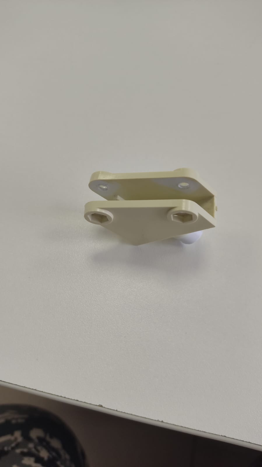 Bir masaüstü transformatörünün lambasının tabanı (Plastik Aparattır!!!)