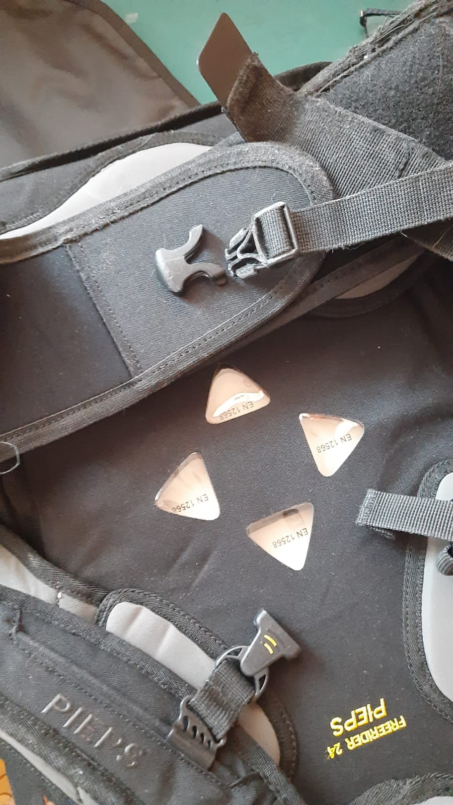 Kürk Kilitli Çığ Backpes Pieps (genişlik 26.5mm) (Plastik Aparattır!!!)