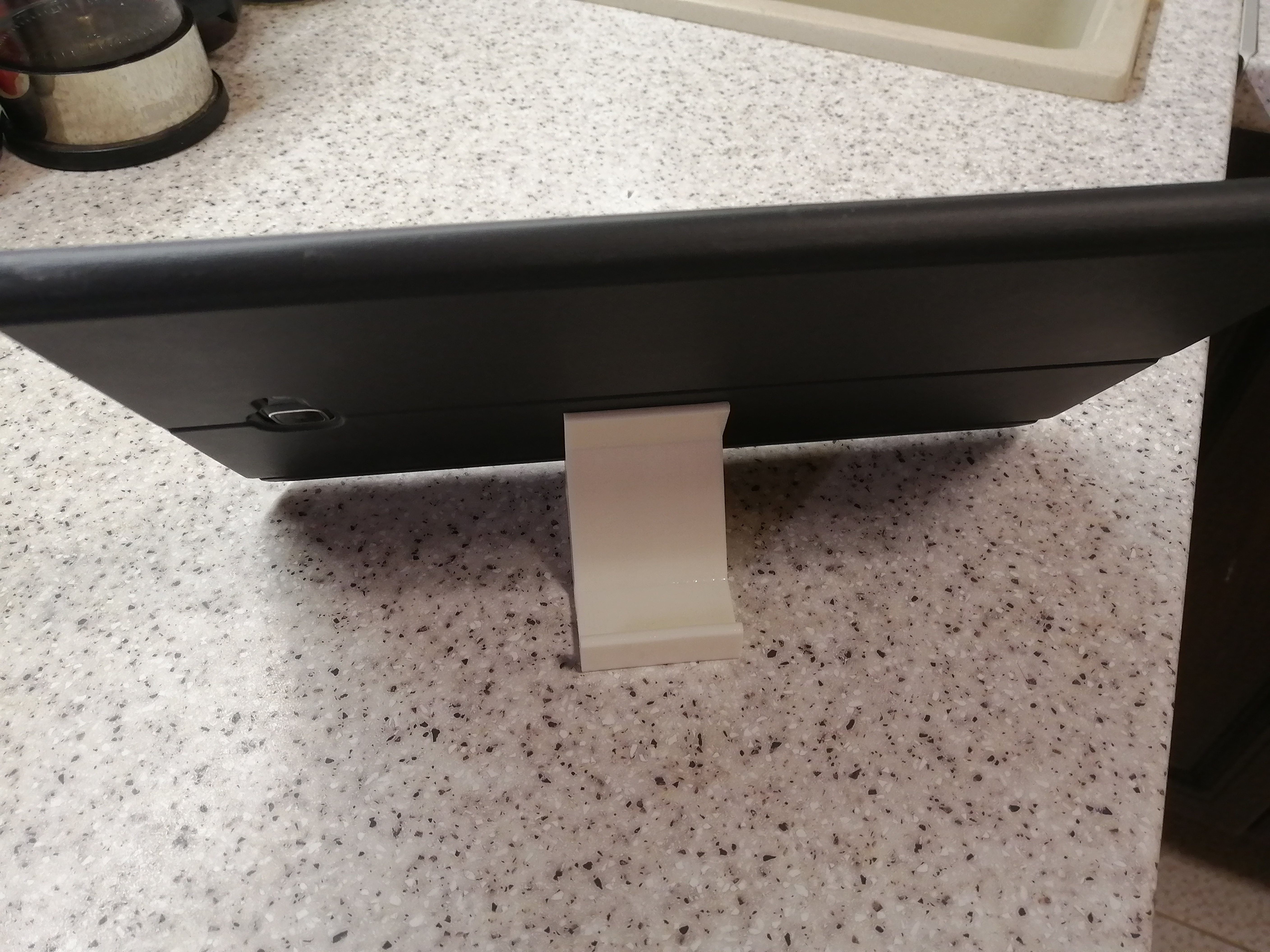 Bir telefon veya tablet için bir stand. (Plastik Aparattır!!!)