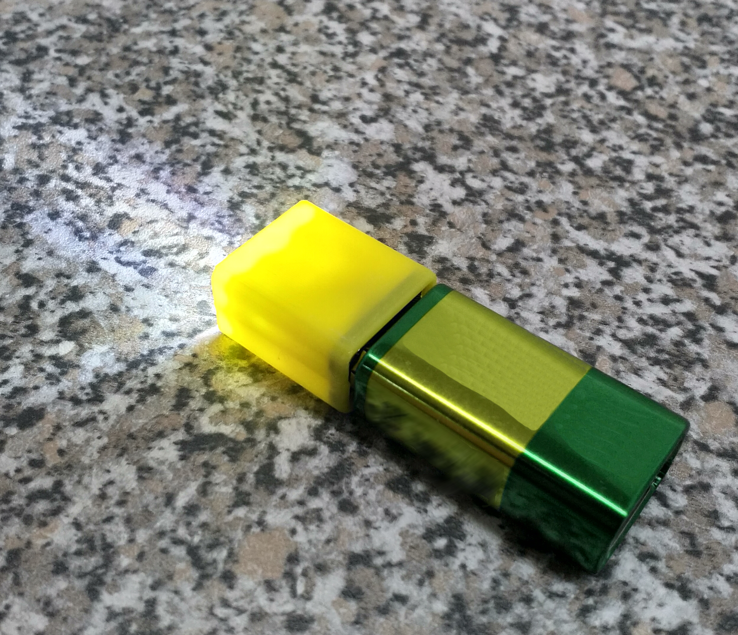 Taç üzerinde bir el feneri (Plastik Aparattır!!!)