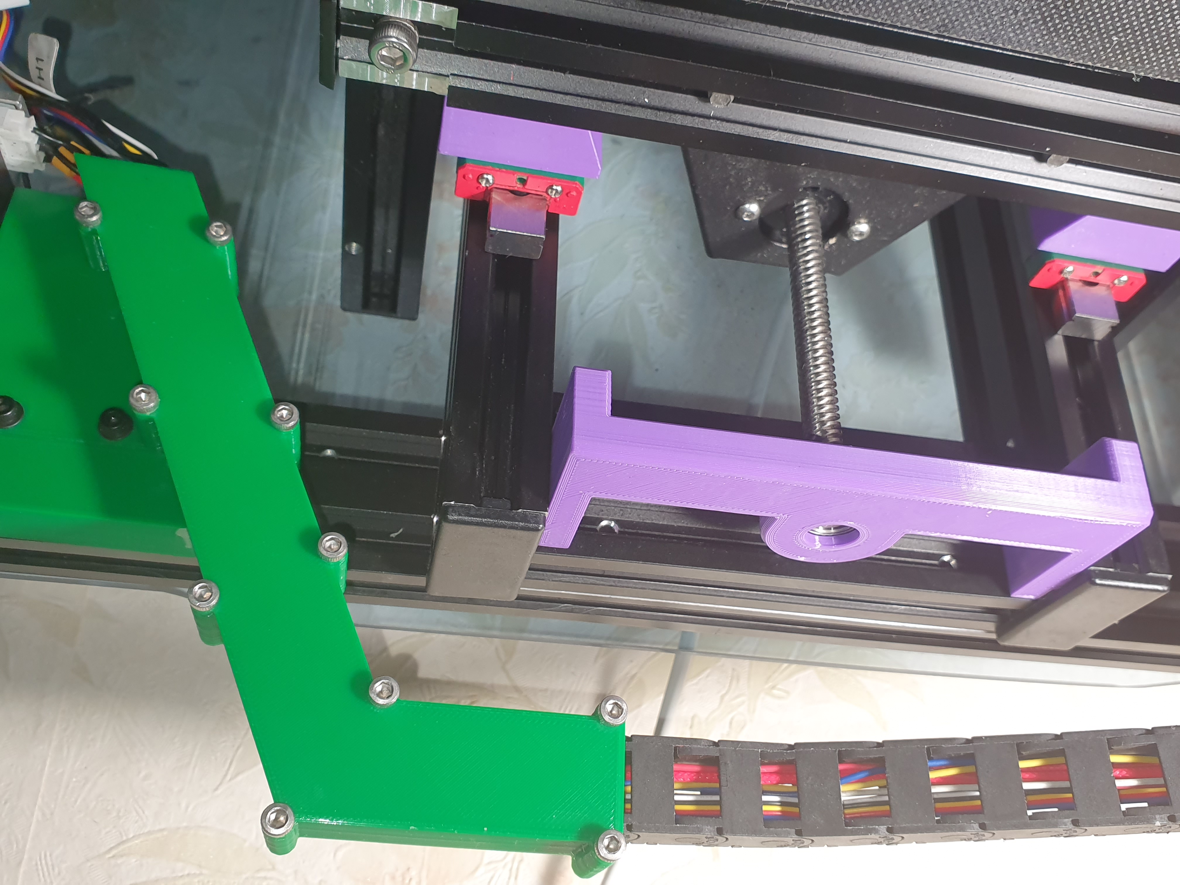 Demiryolu kılavuzları altında Crelyity3d Ender 6. (Plastik Aparattır!!!)