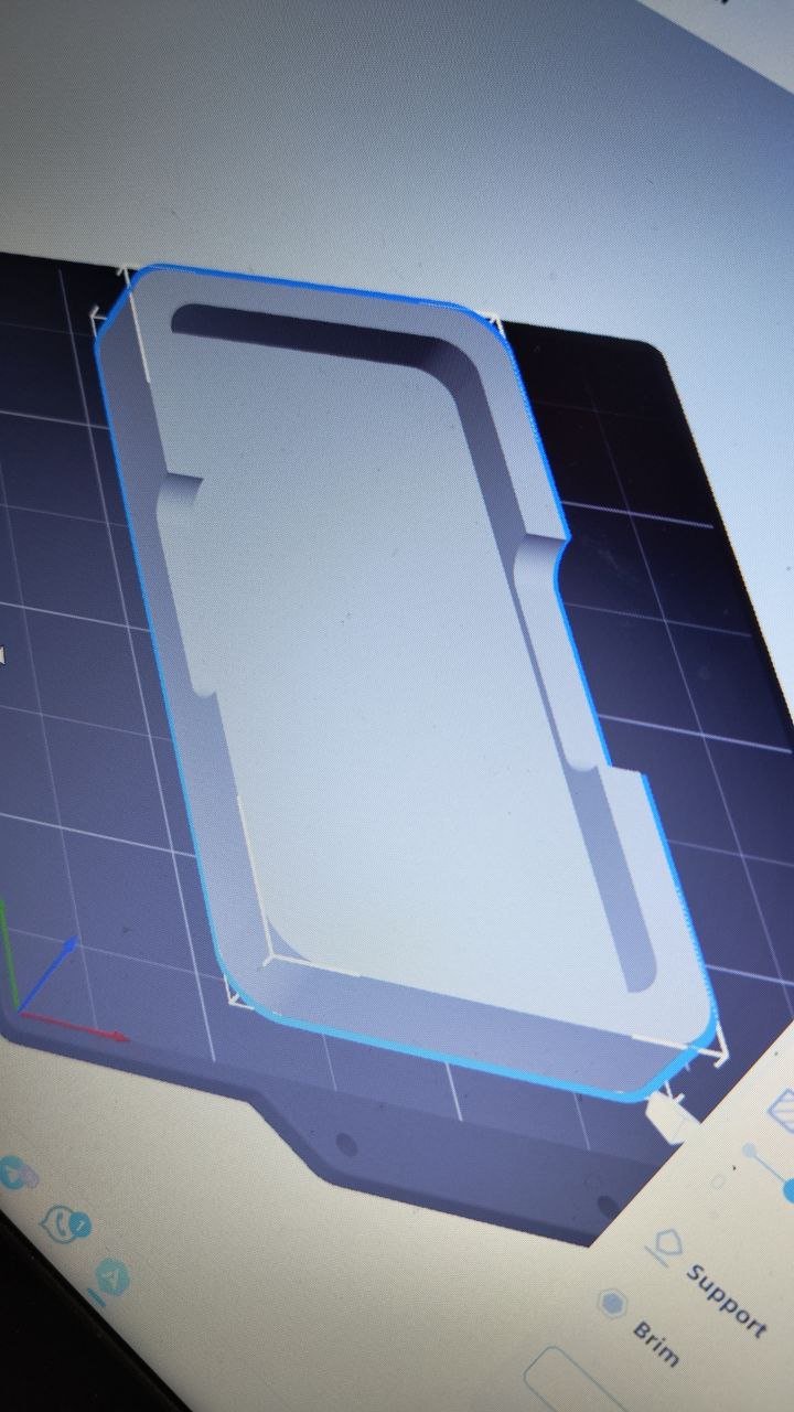 Bir fincan tutucusundaki kablosuz şarj bazusuna dayanan UAZ Patriot'ta bir telefon için bir platform. (Plastik Aparattır!!!)