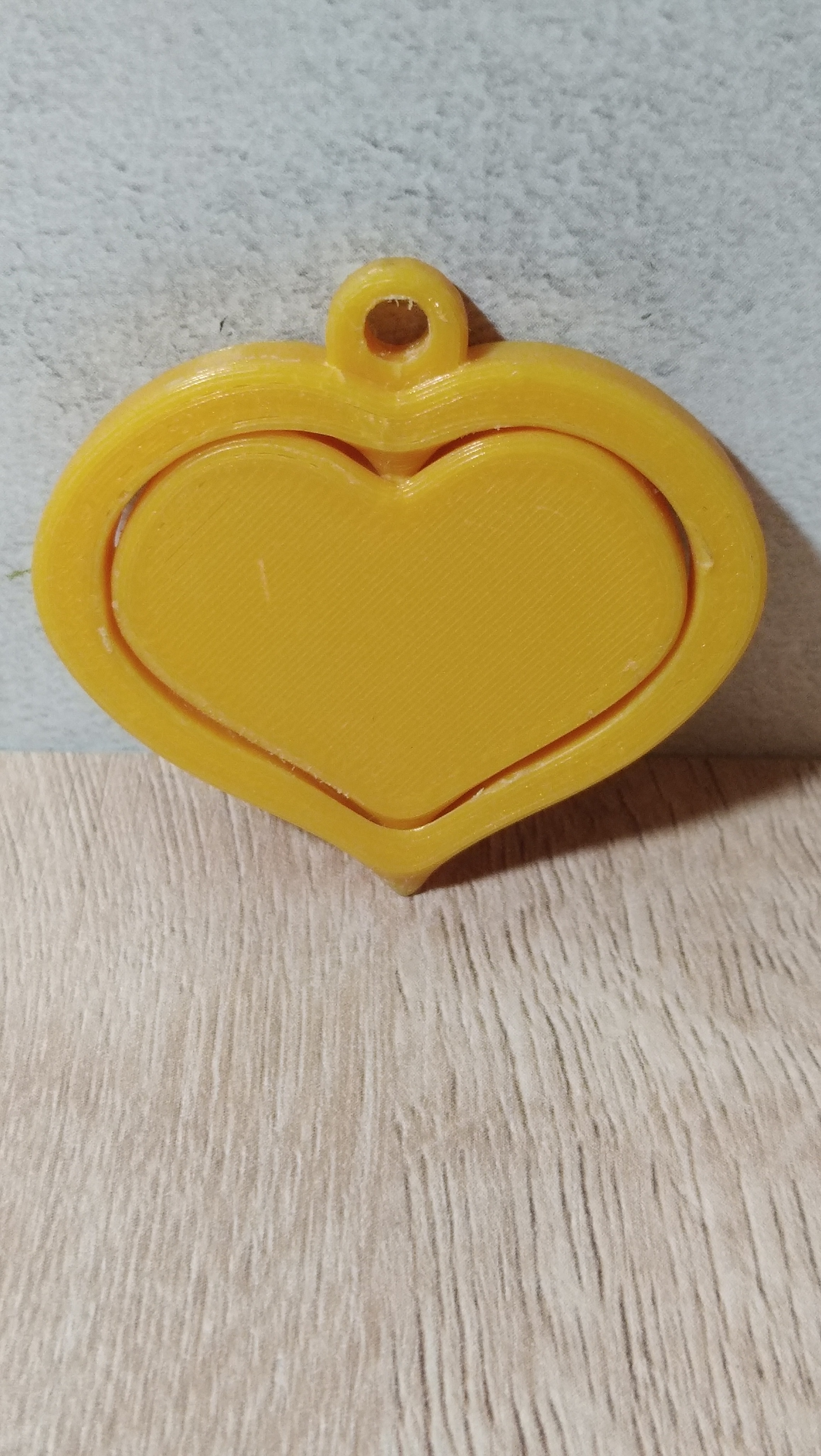 Bir anahtarlık dönüyor (Plastik Aparattır!!!)