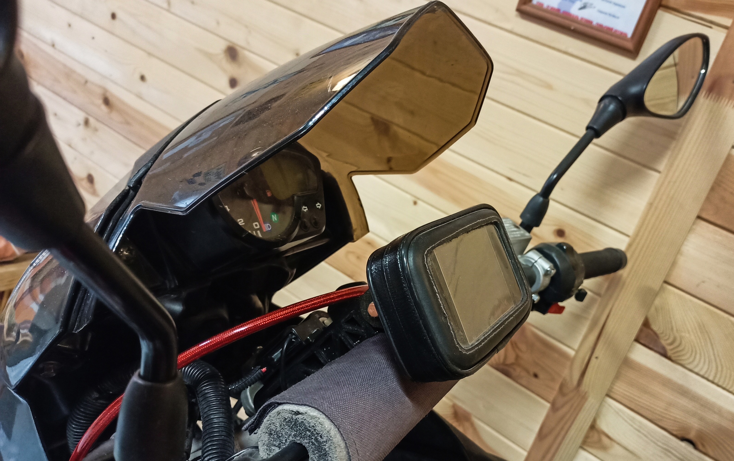 Navigatörü veya telefonu 22 mm çapında bir motosikletin direksiyon simidine sabitlemek. (Plastik Aparattır!!!) Navigatörü veya telefonu 22 mm çapında bir motosikletin direksiyon simidine sabitlemek. (Plastik Aparattır!!!)
