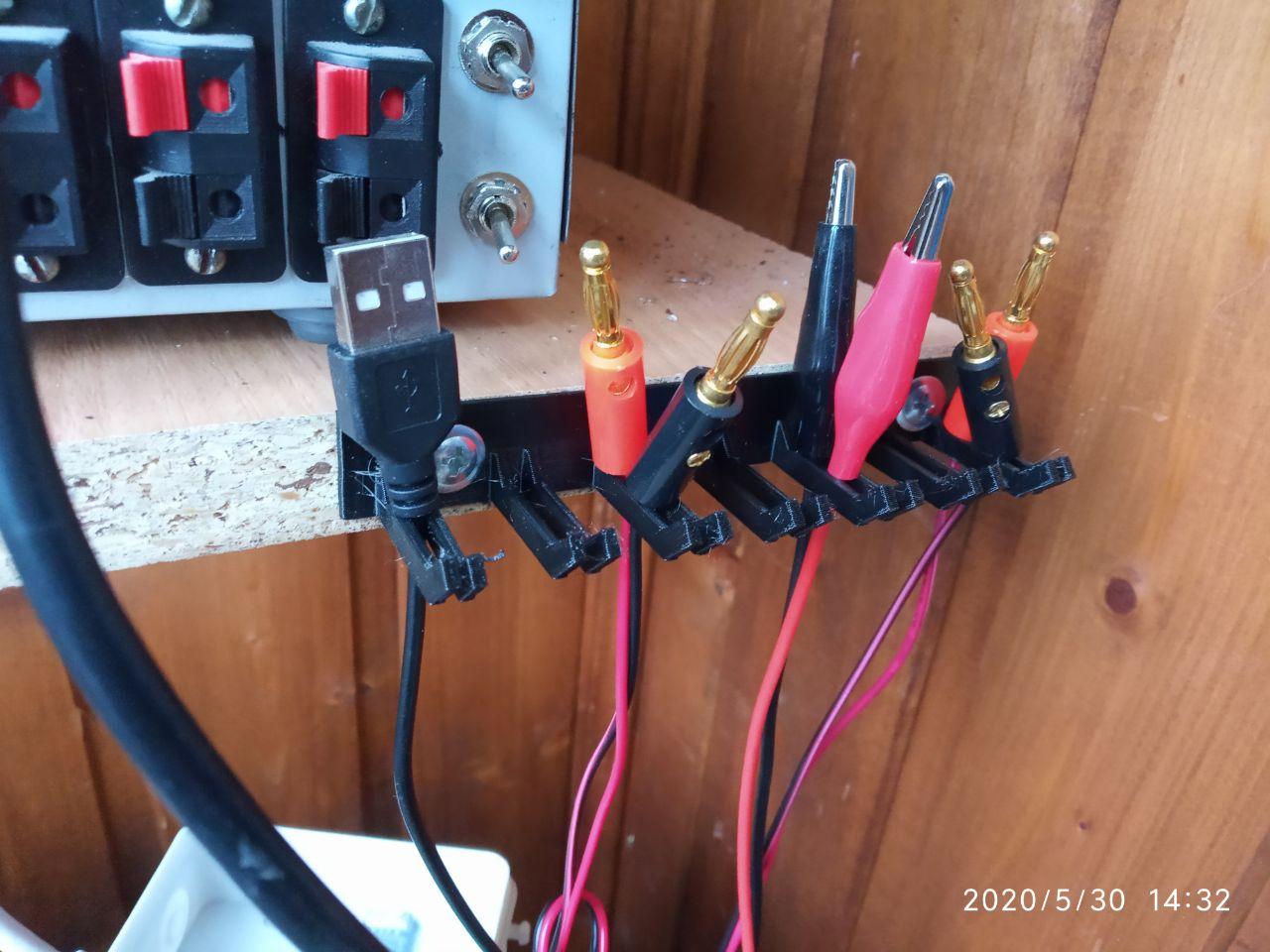 Entropiye karşı savaşçı bir tel tutucudur. (Plastik Aparattır!!!)