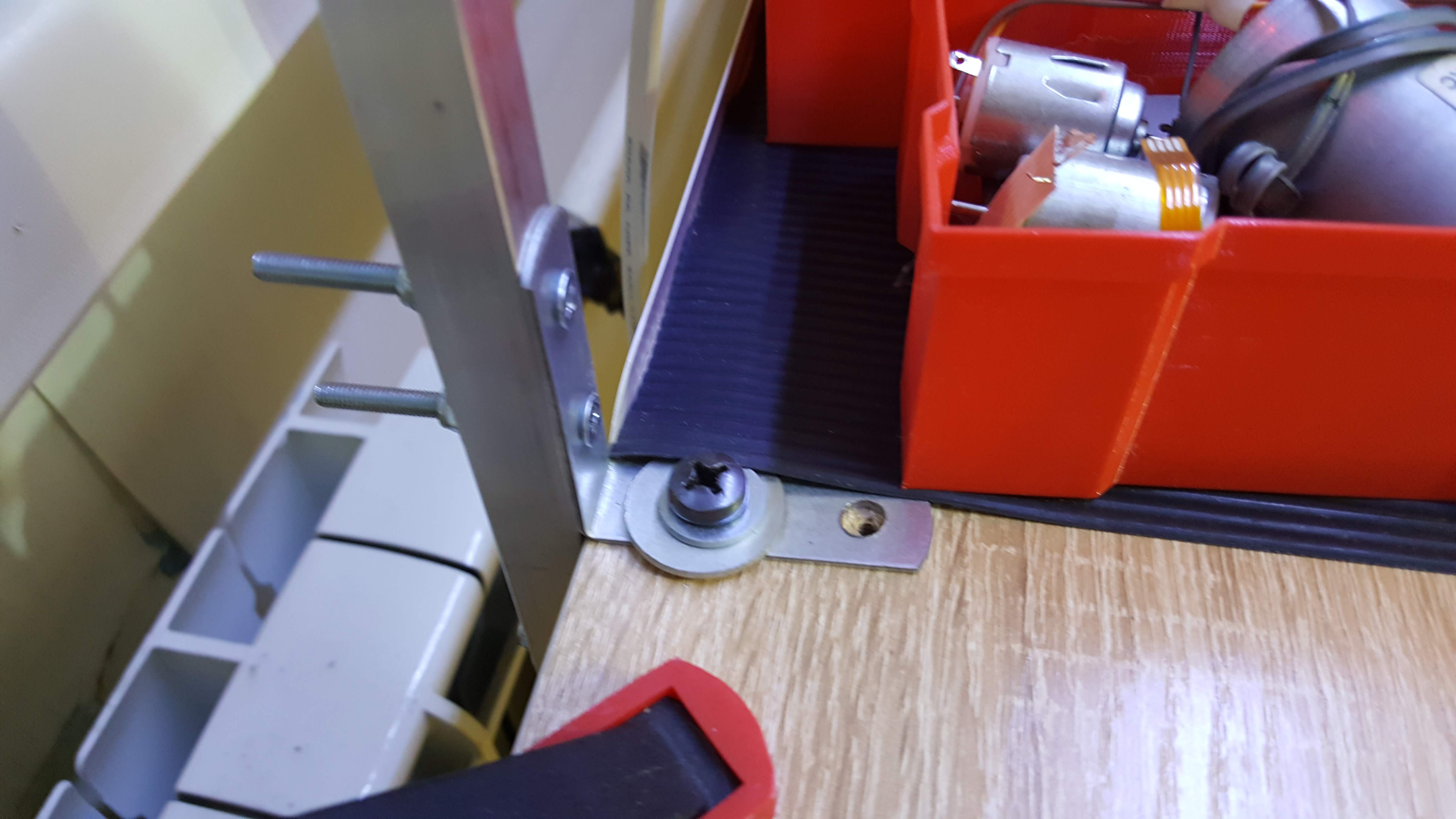 Masaüstü lambası sabittir (Plastik Aparattır!!!)