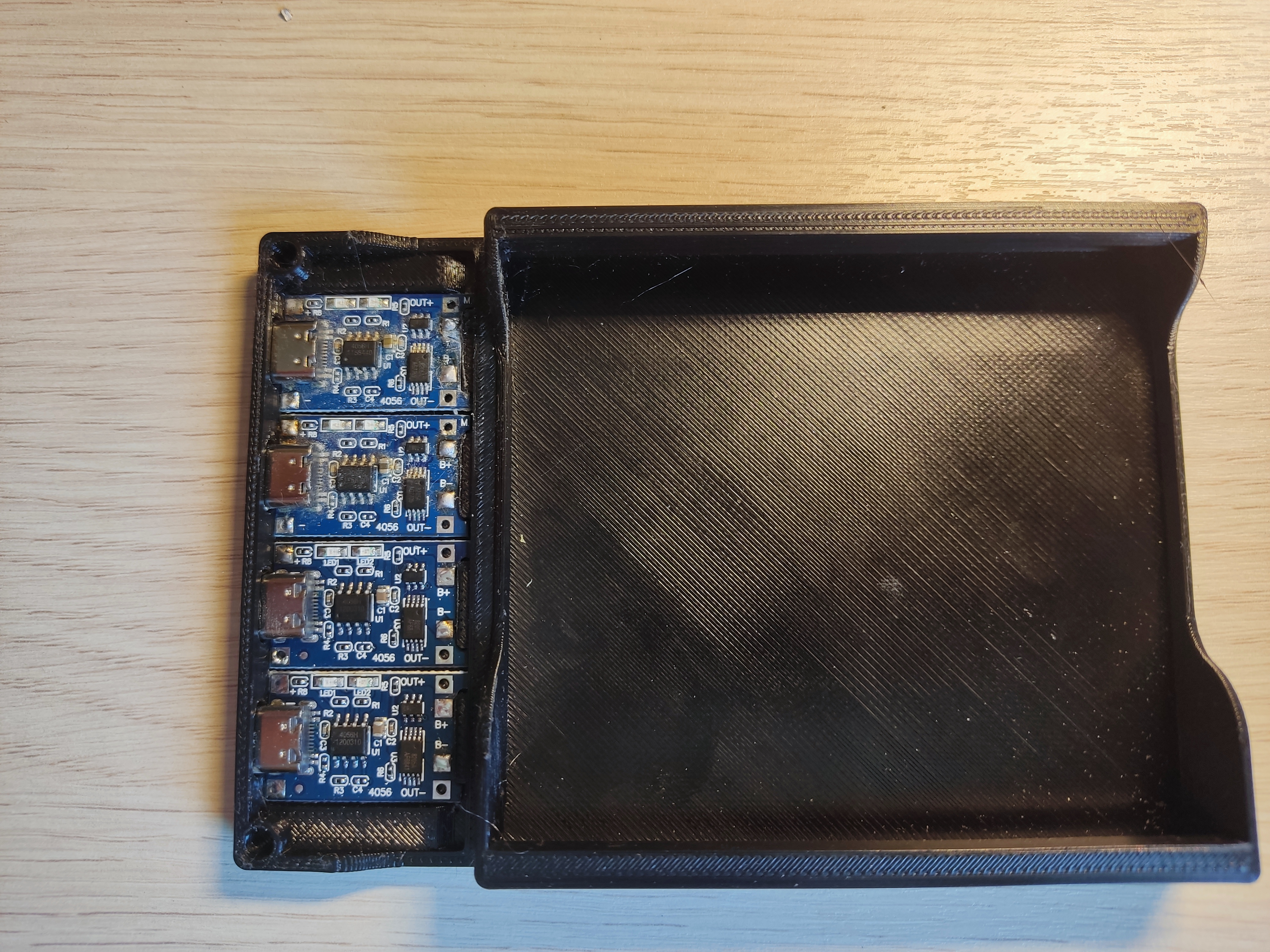 Şarj Cihazının Kolordu ve Sahipleri 4x18650. (Plastik Aparattır!!!)