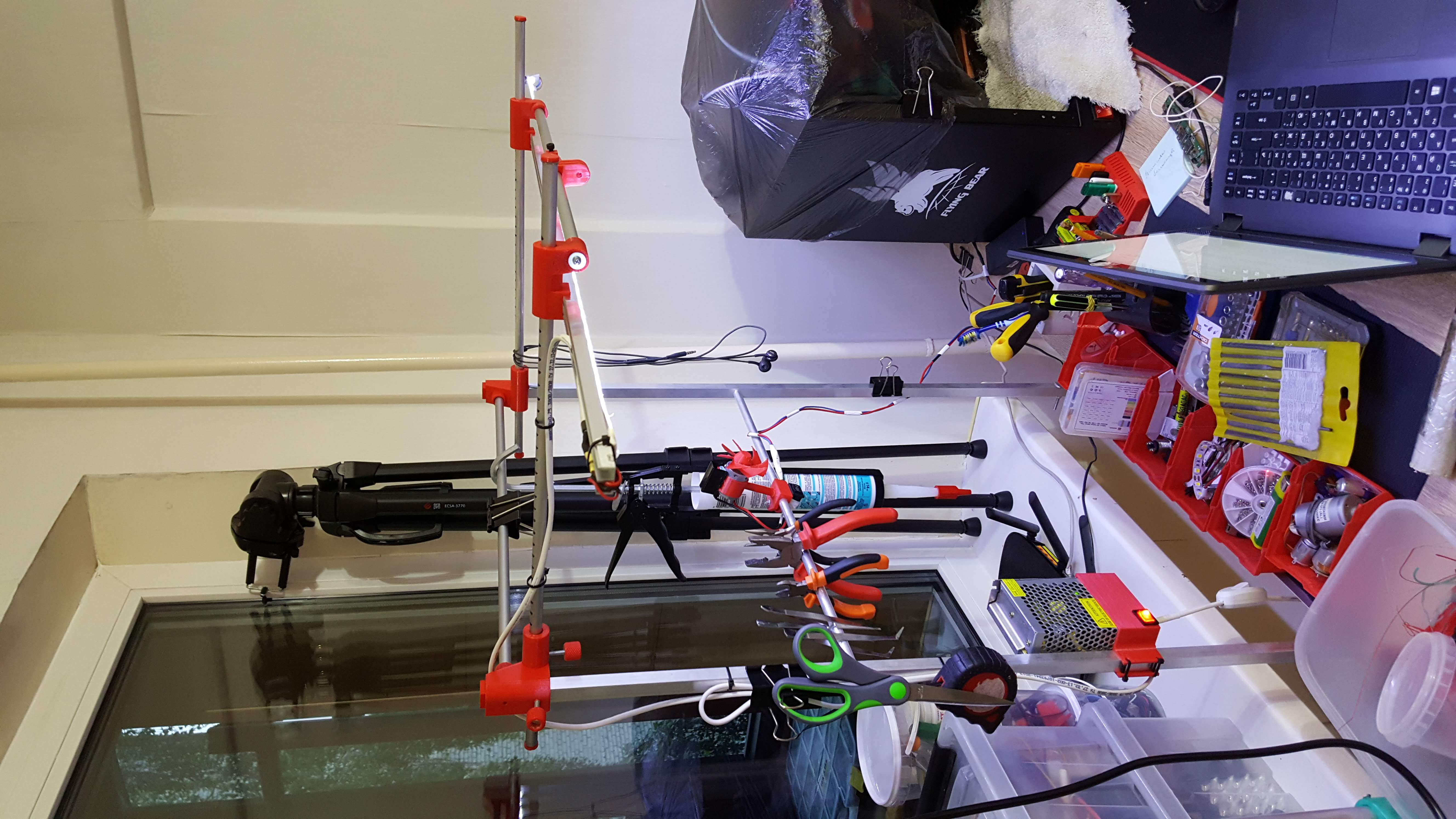 Masaüstü lambası sabittir (Plastik Aparattır!!!)