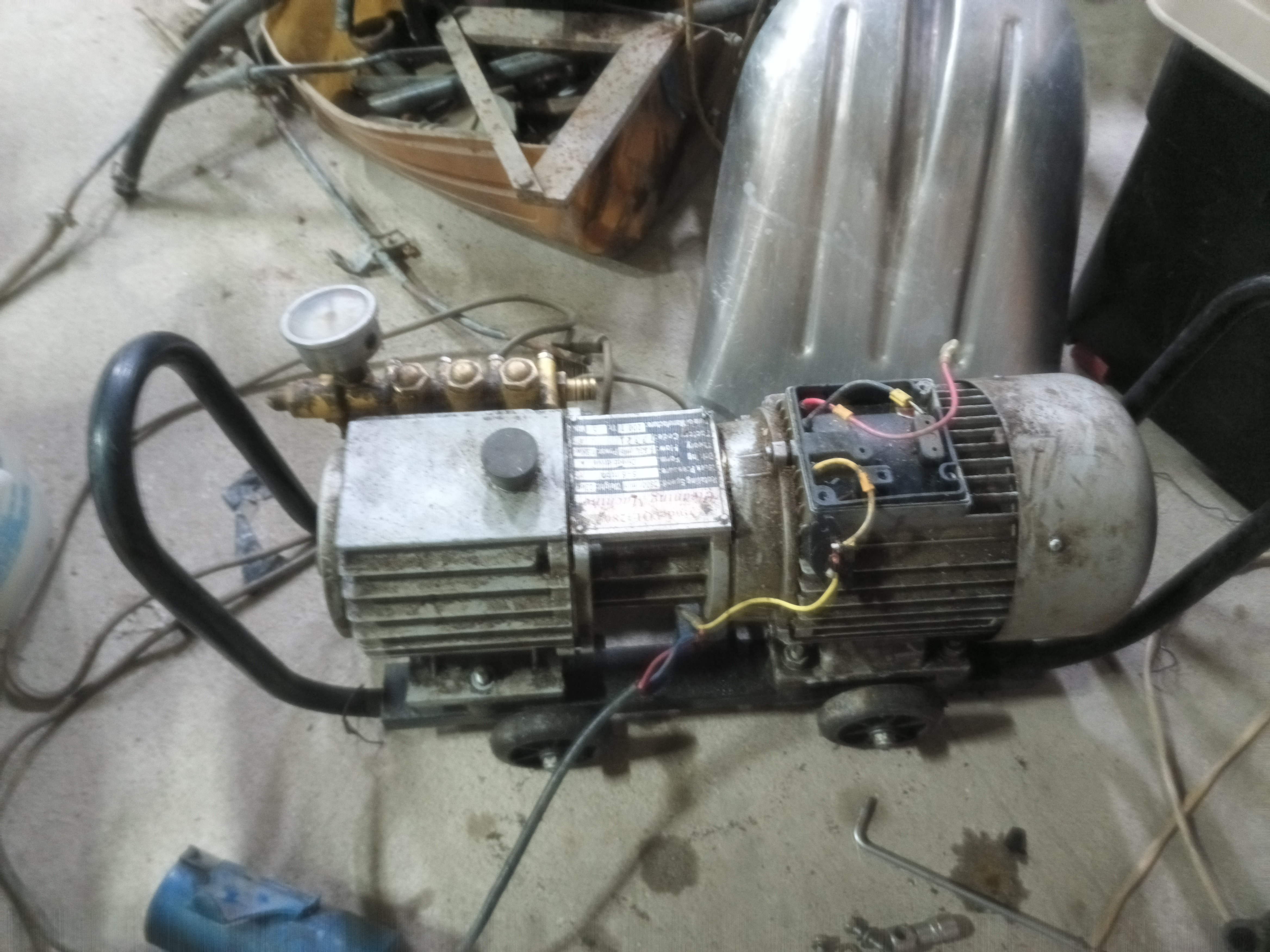 Bir elektrik motorunun terminal bloğunun tıklaması (Plastik Aparattır!!!) Bir elektrik motorunun terminal bloğunun tıklaması (Plastik Aparattır!!!)