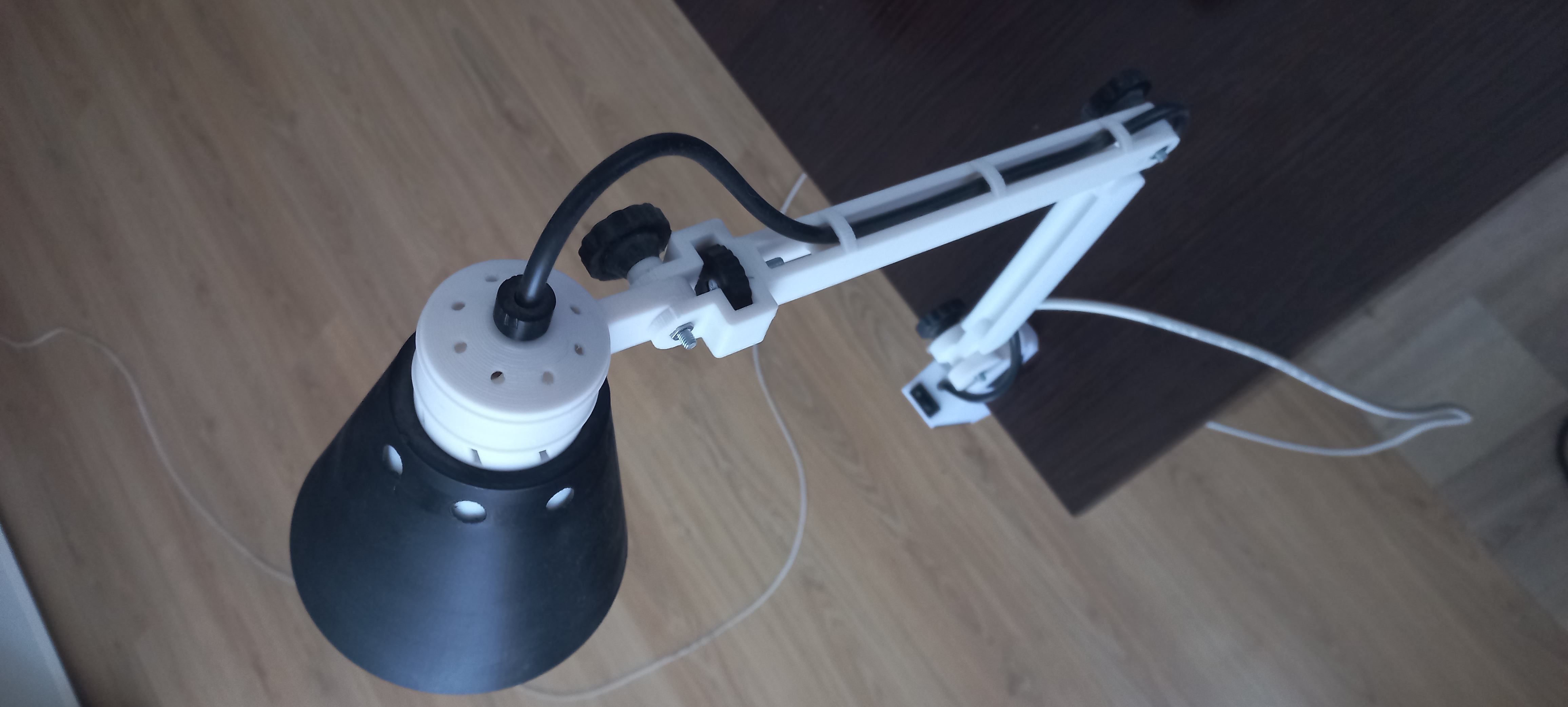 Kelepçedeki lamba dönüyor. (Plastik Aparattır!!!)