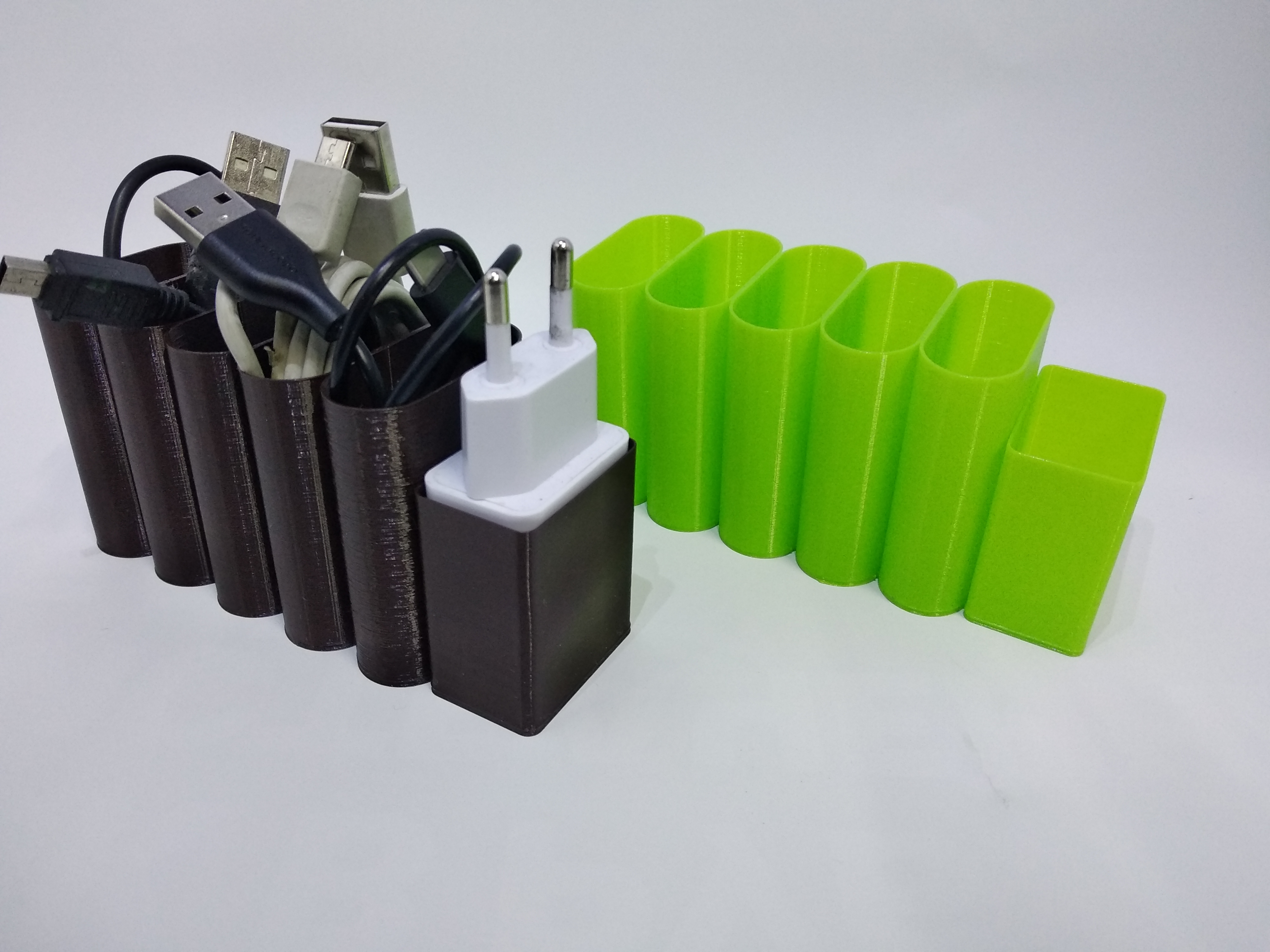 Şarj ve kablolar için organizatör (Plastik Aparattır!!!)