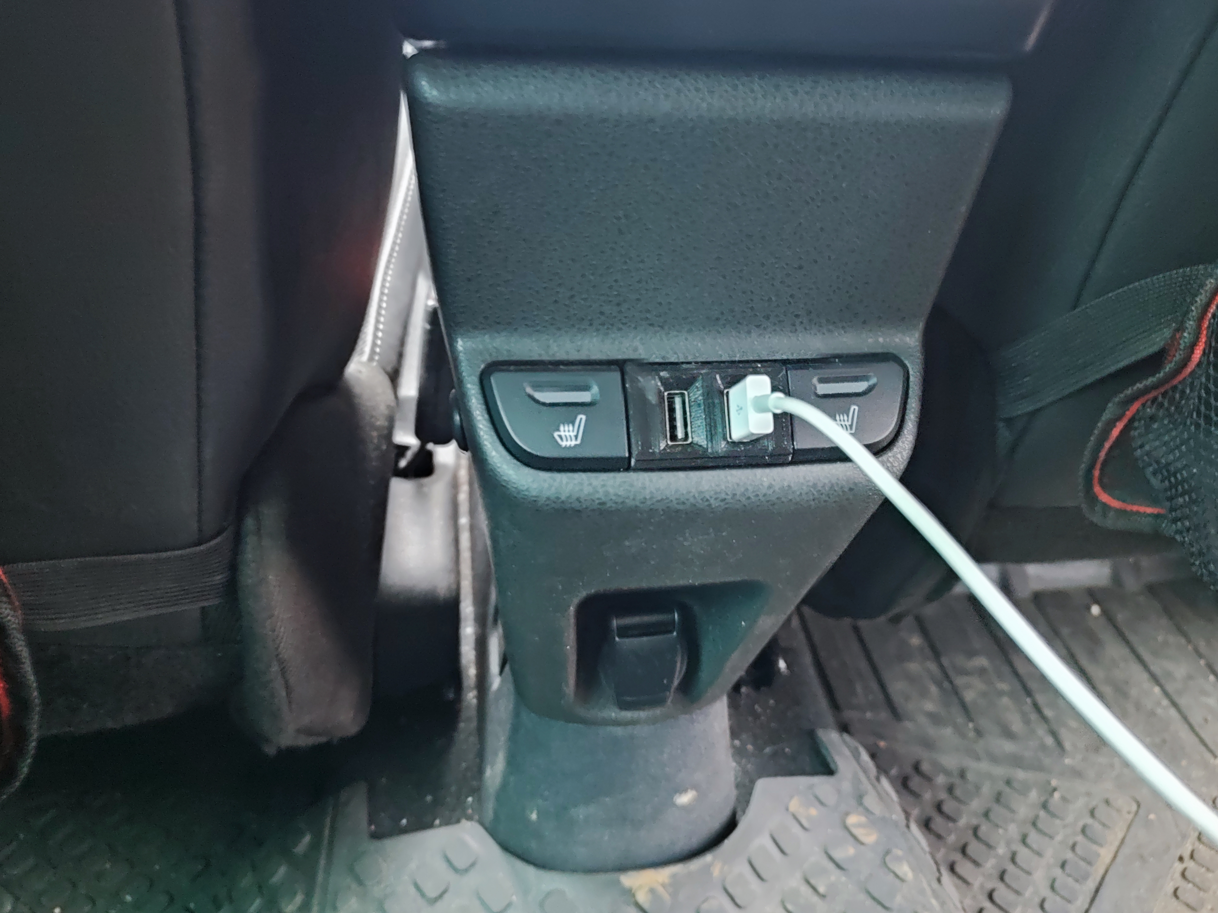 Largus arka USB şarj cihazı (Plastik Aparattır!!!)