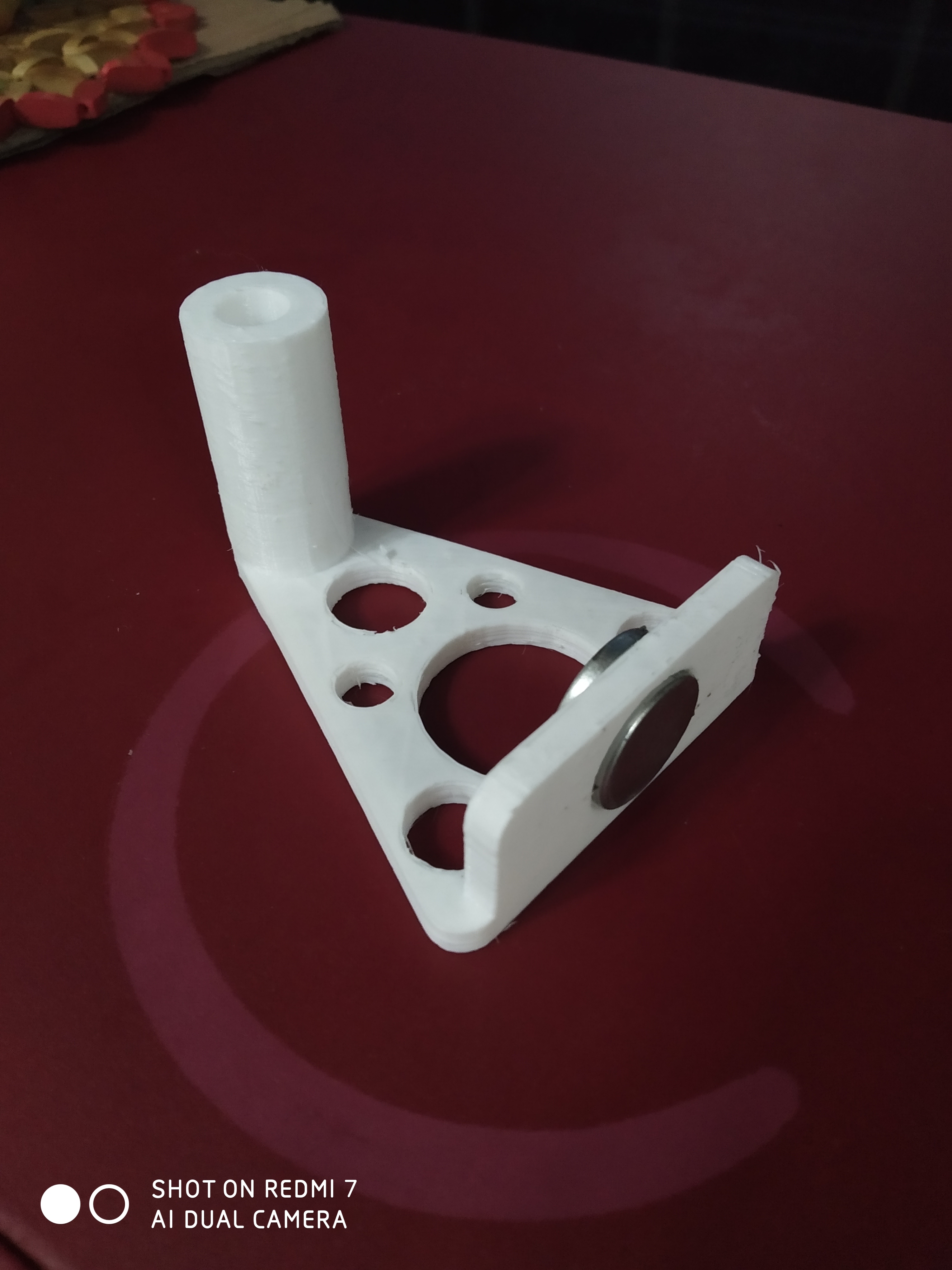 Kağıt havlu rulosu için manyetik tutucu (Plastik Aparattır!!!)