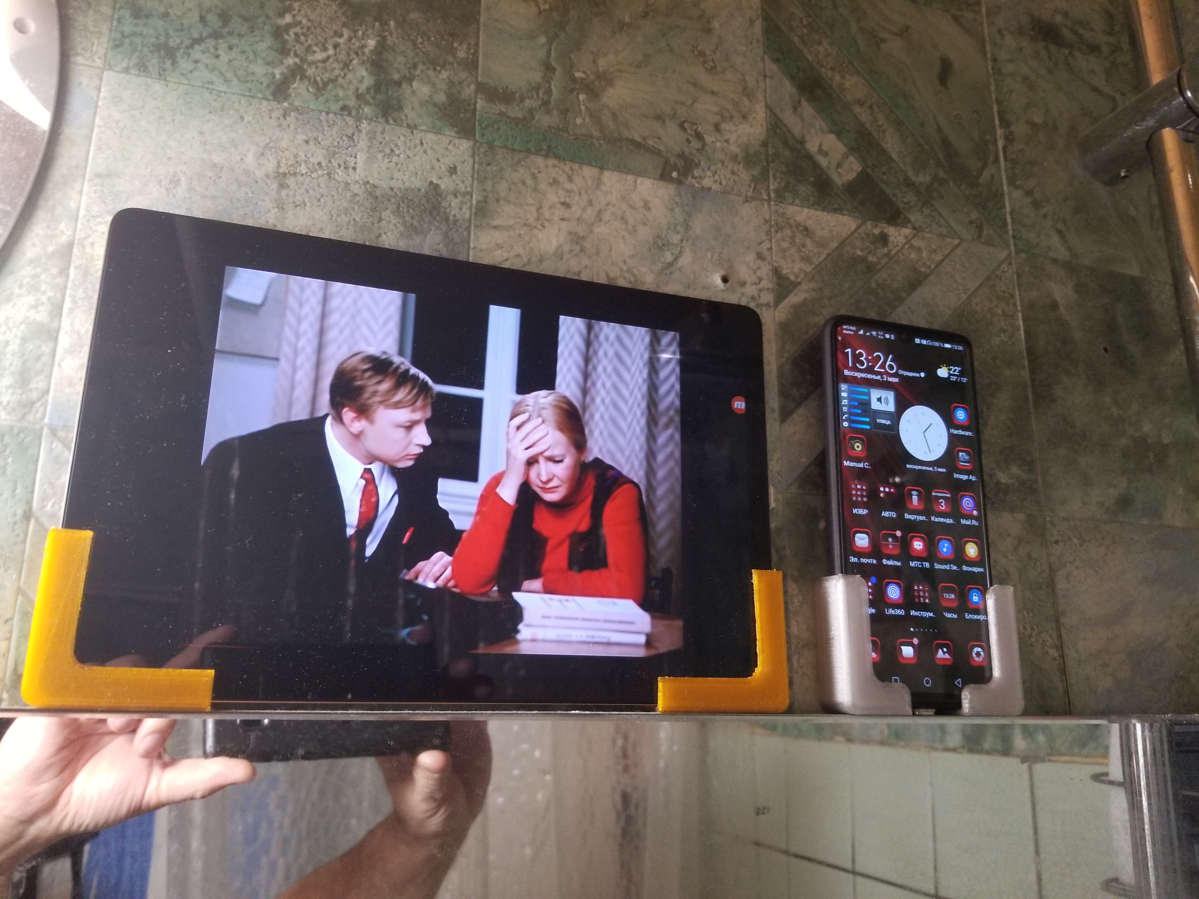 Akıllı telefonlar ve tabletler için duvardaki tutucular (Plastik Aparattır!!!) Akıllı telefonlar ve tabletler için duvardaki tutucular (Plastik Aparattır!!!)