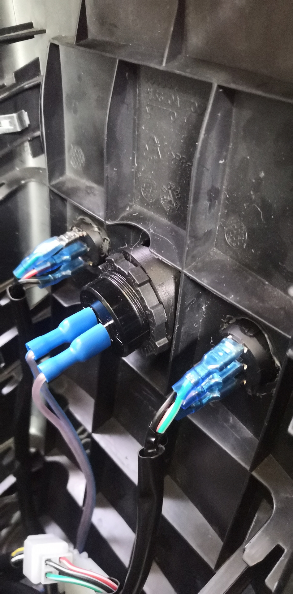 USB şarj soketinin podyumu ve arka koltukların ısıtma düğmeleri qashqai j10 (Plastik Aparattır!!!)